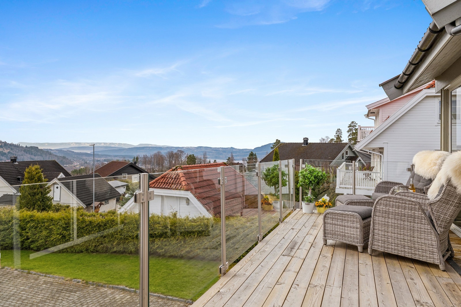 Boligen har fantastisk utsikt over Mjøsa og Brumunddal samt gode solforhold. Galleribilde