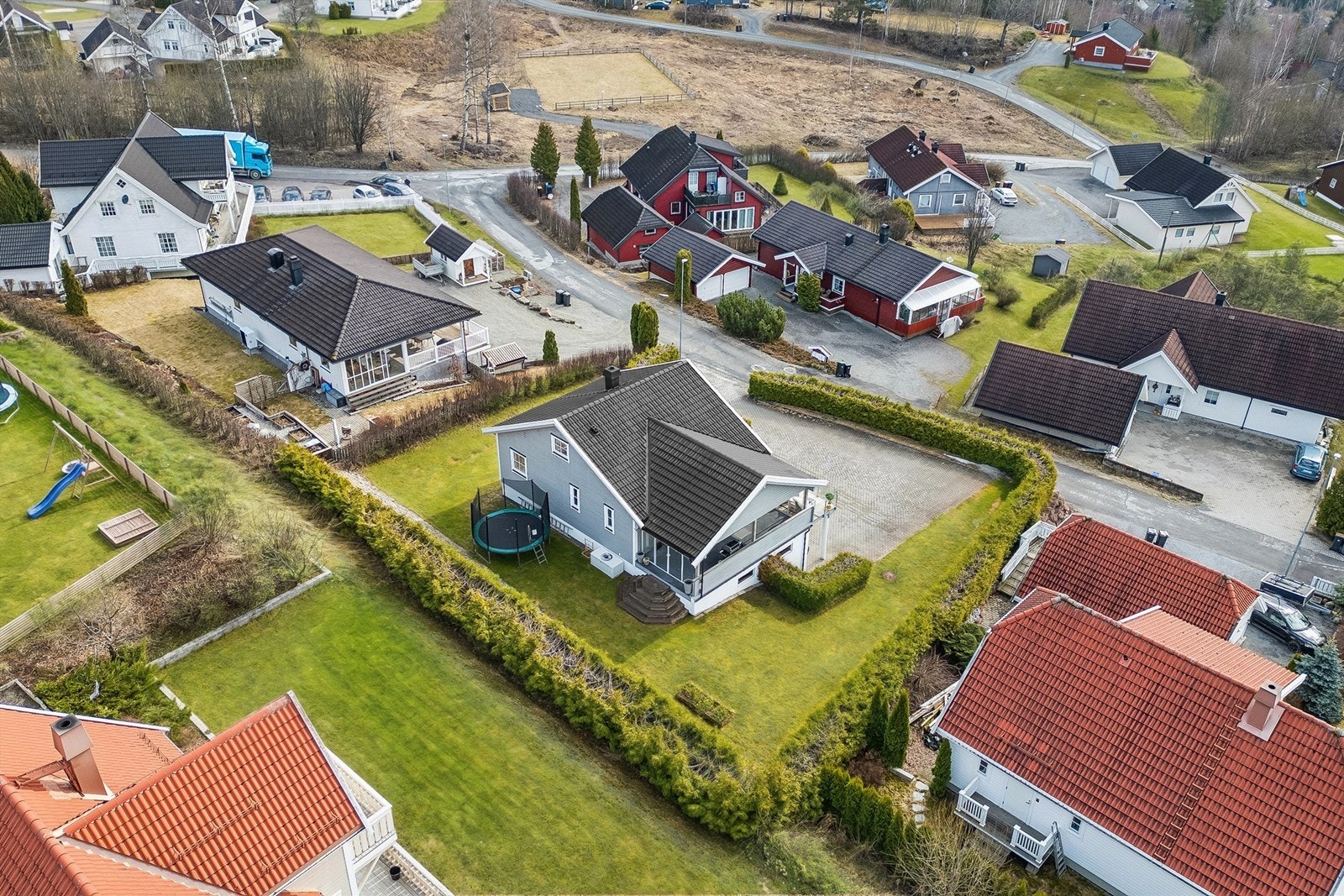 Eiendommen ligger familievennlig til på attraktive Minkafeltet i Brumunddal. Galleribilde