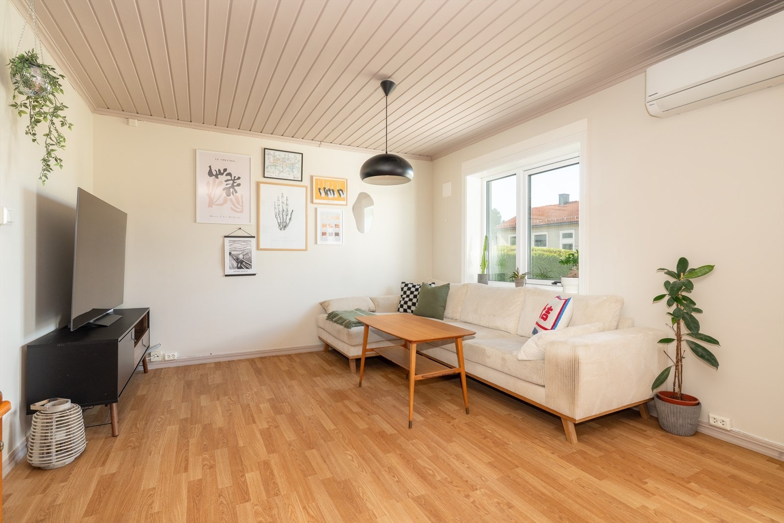 Stue med plass til sofa og annet oppbevaringsmøblement etter ønske! Her er det også montert varmepumpe. Galleribilde
