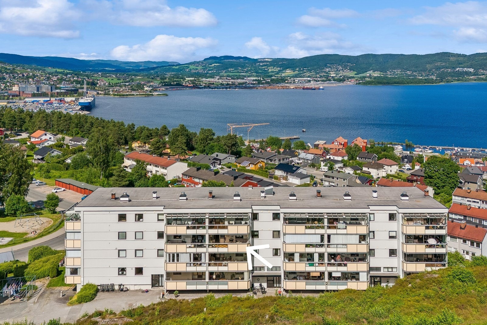 NBBO Eiendomsmegling v/Thora-Elise H.Dahl ønsker velkommen til visning i Tors vei 45B
Tors vei 45B ligger pent til i høyden med utsikt over Drammens Fjorden! Galleribilde