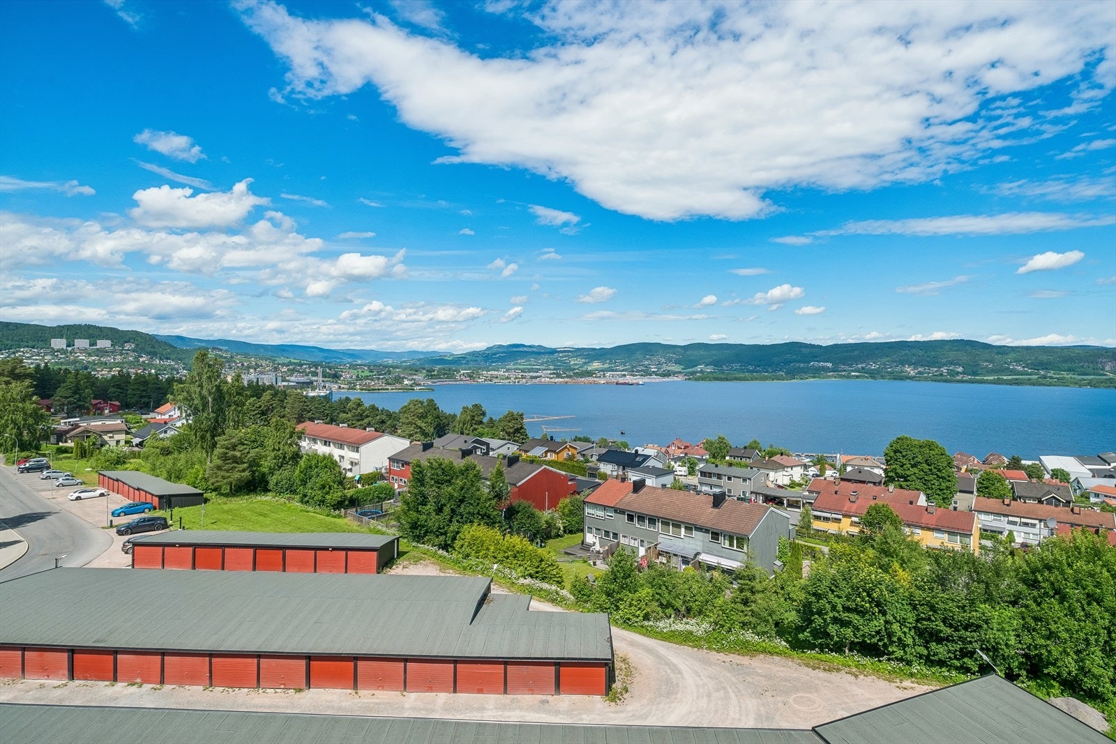 Med leiligheten medfølger rett til garasjeplass. Galleribilde
