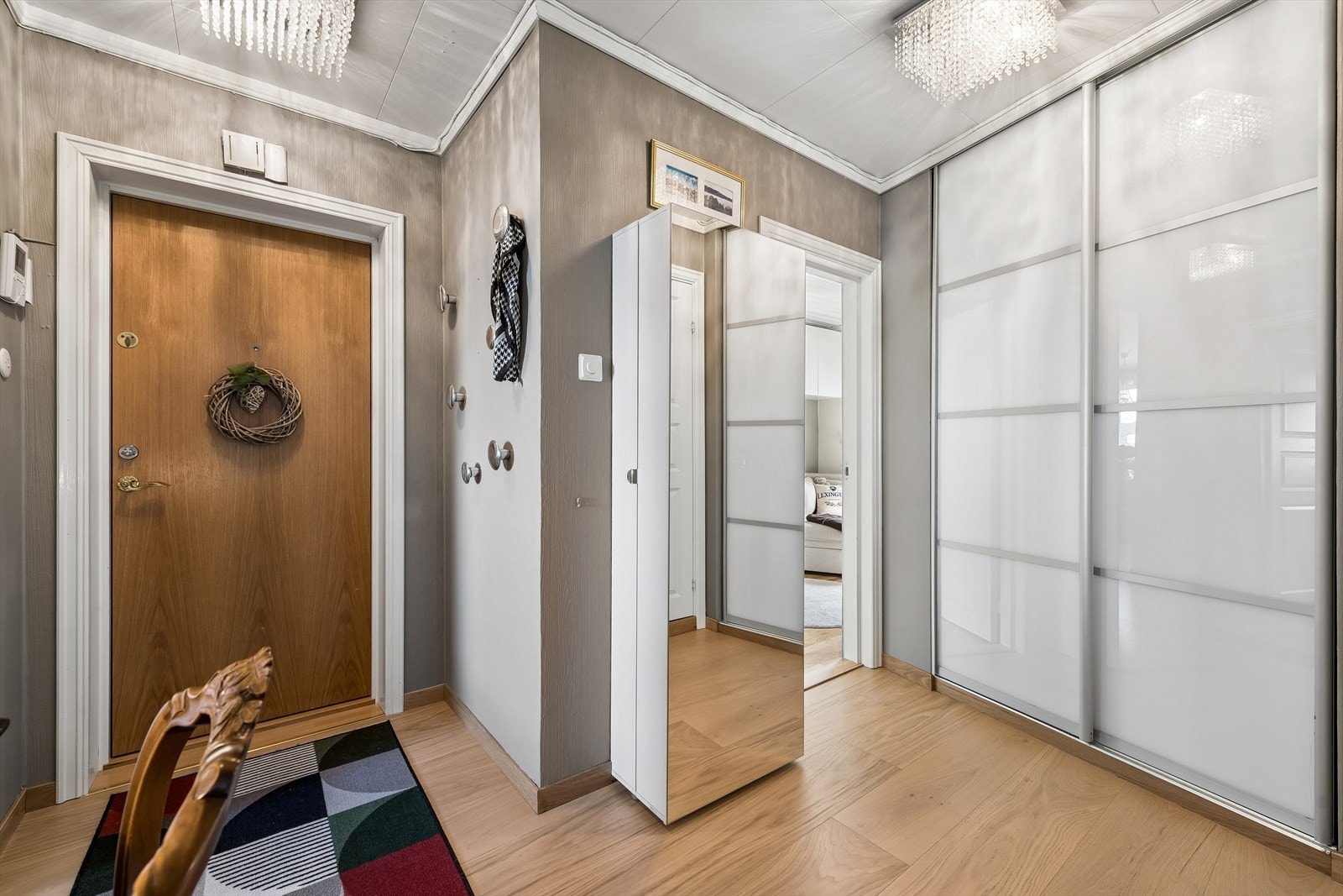 Velkommen inn! Romslig skyvedørsgarderobe i entreen. Galleribilde