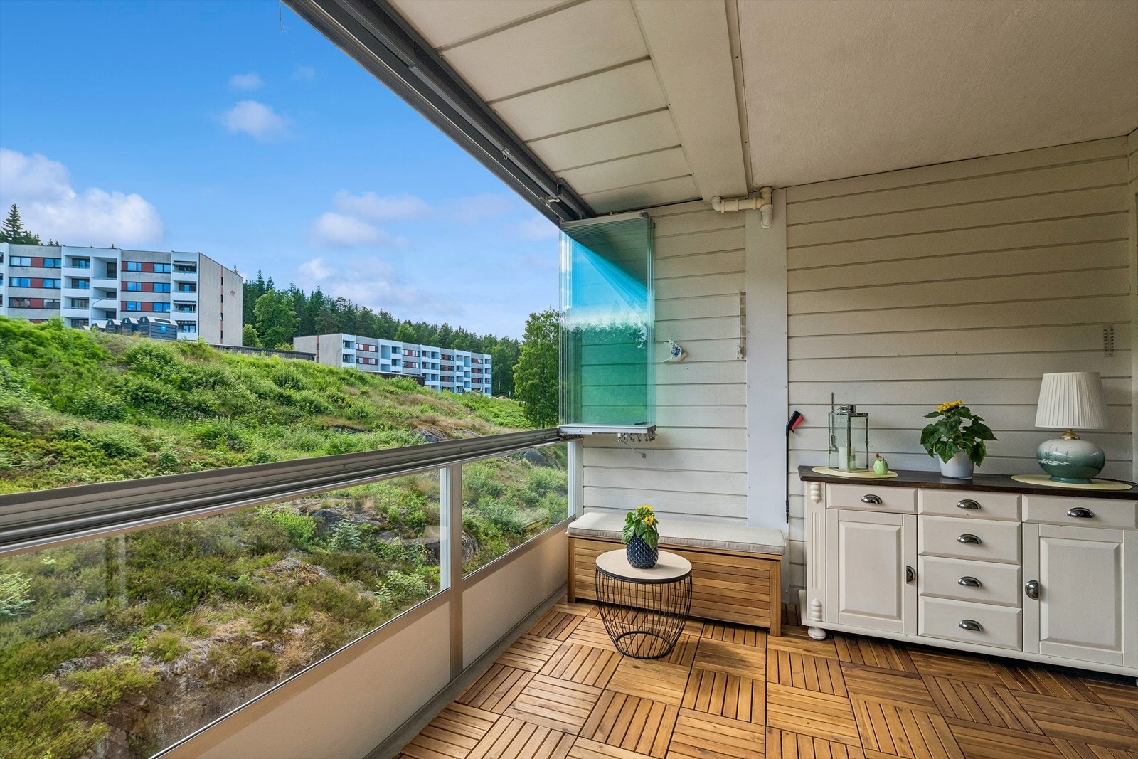 Innglasset balkong gir muligheten til for å nyte utearealene selv på kjøligere dager. Galleribilde