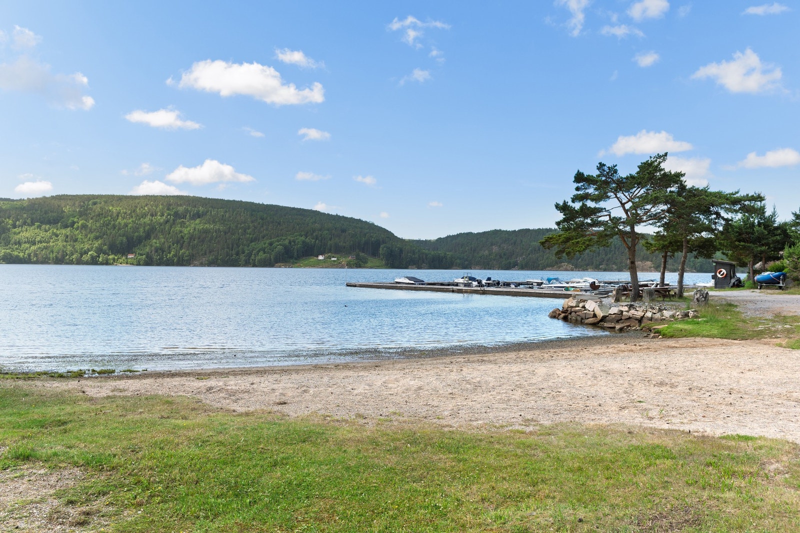 Badeplass rett nedenfor hytta Galleribilde