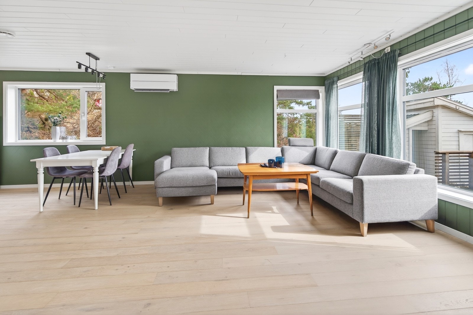 Her er det god plass til stor sofa og spisebord Galleribilde