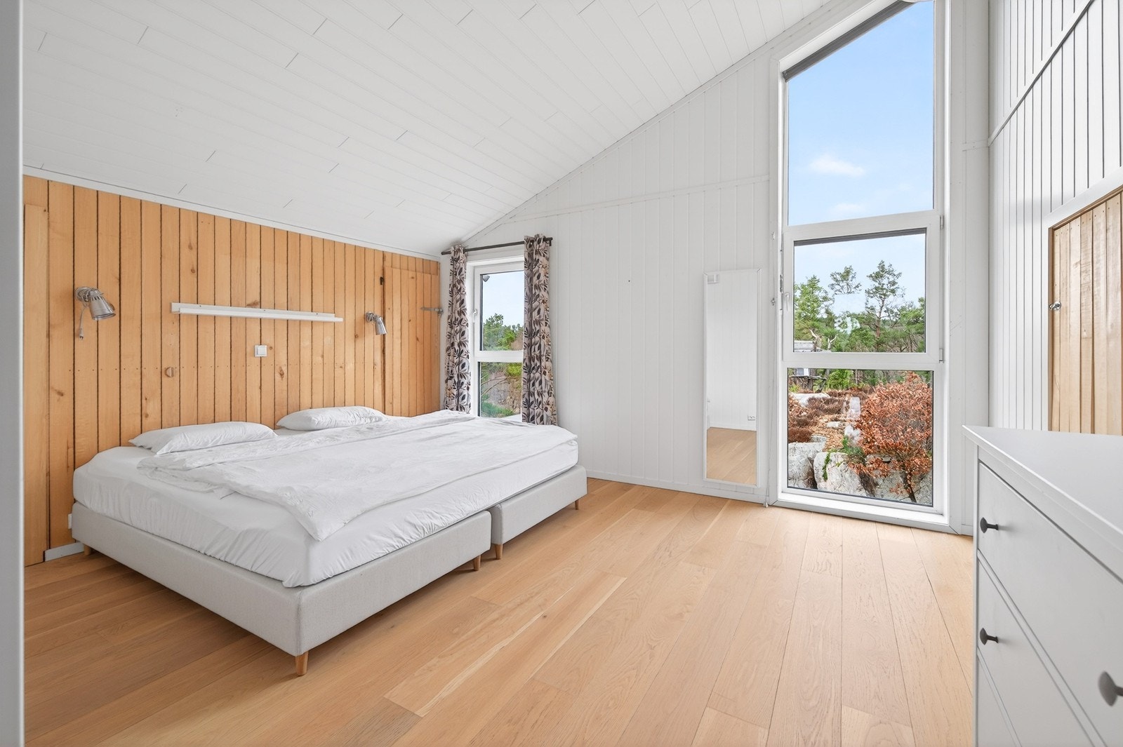 Stort soverom med egen garderobe i 3 etasje. Galleribilde