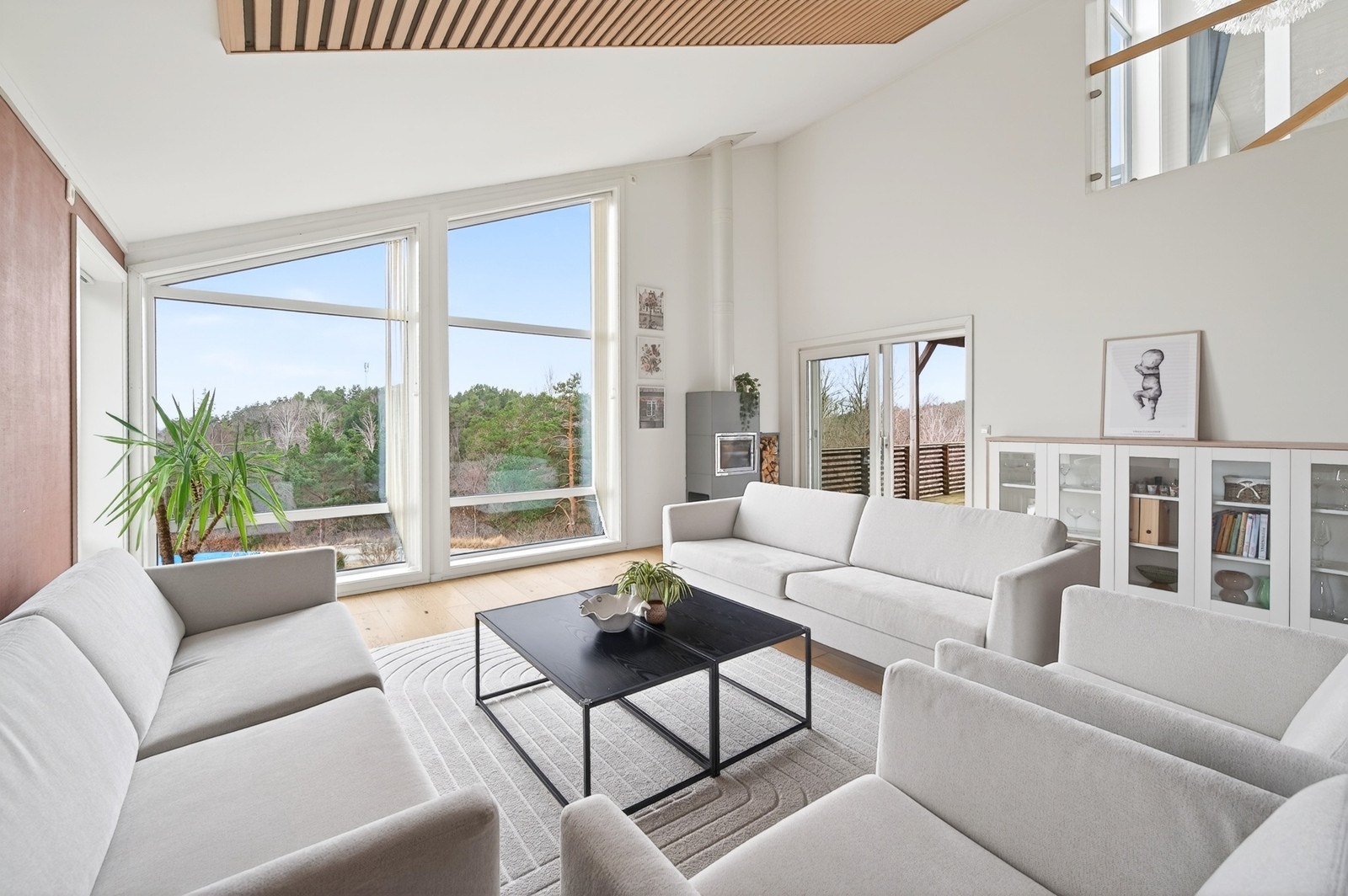 Her kan man nyte den flotte utsikten mot sjøen. Galleribilde