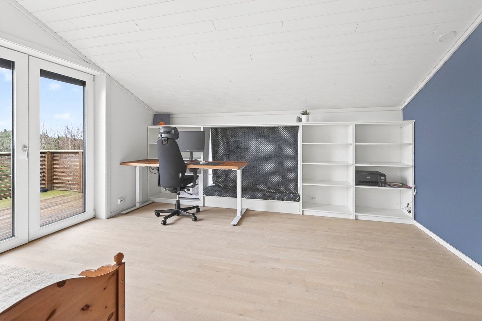 Fra loftstuen/soverom i 3 etasje er det adkomst til luftig balkong med flott utsik. Galleribilde