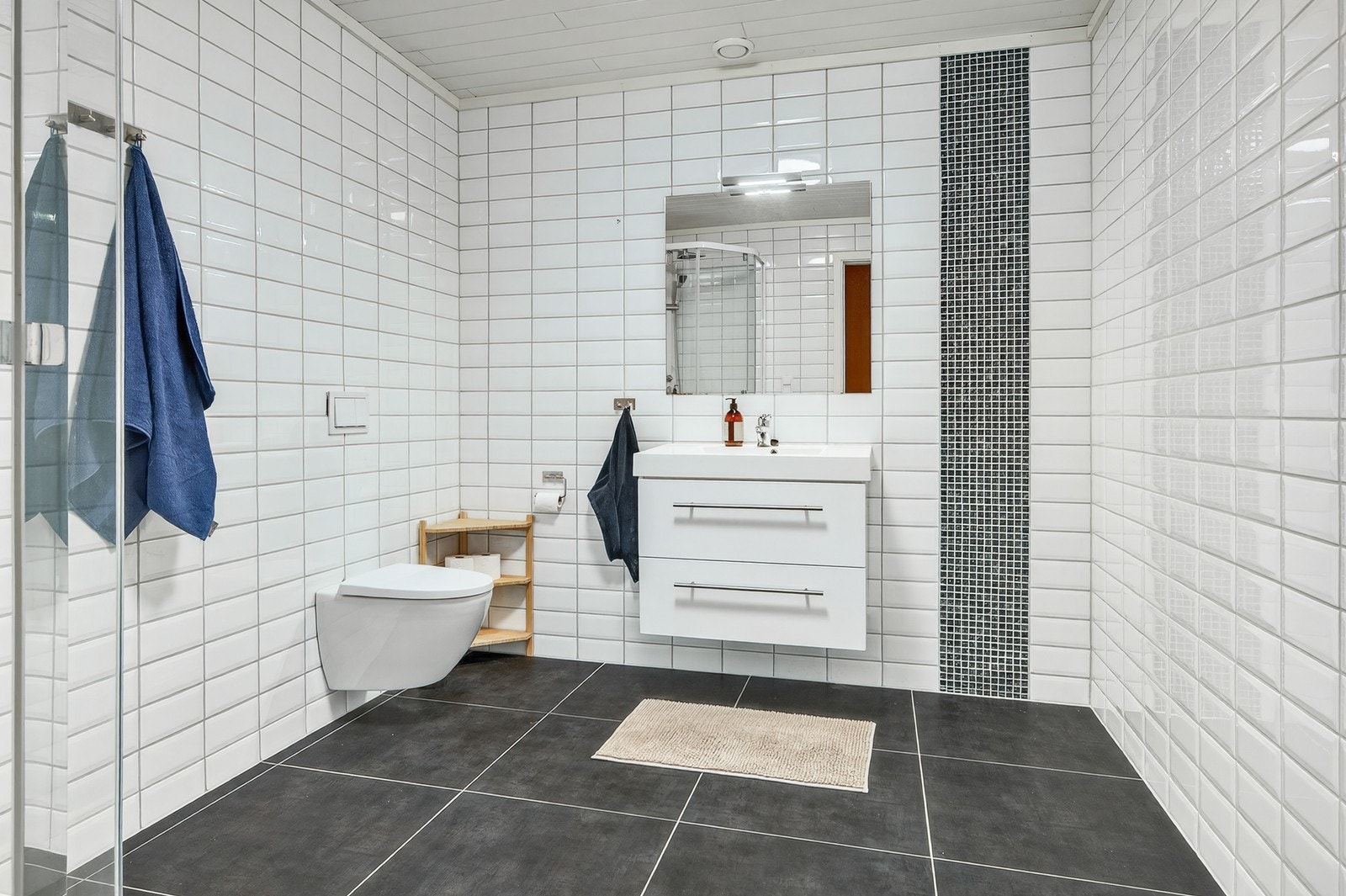 Romslig flislagt bad nr 2 i utleiedel. Galleribilde