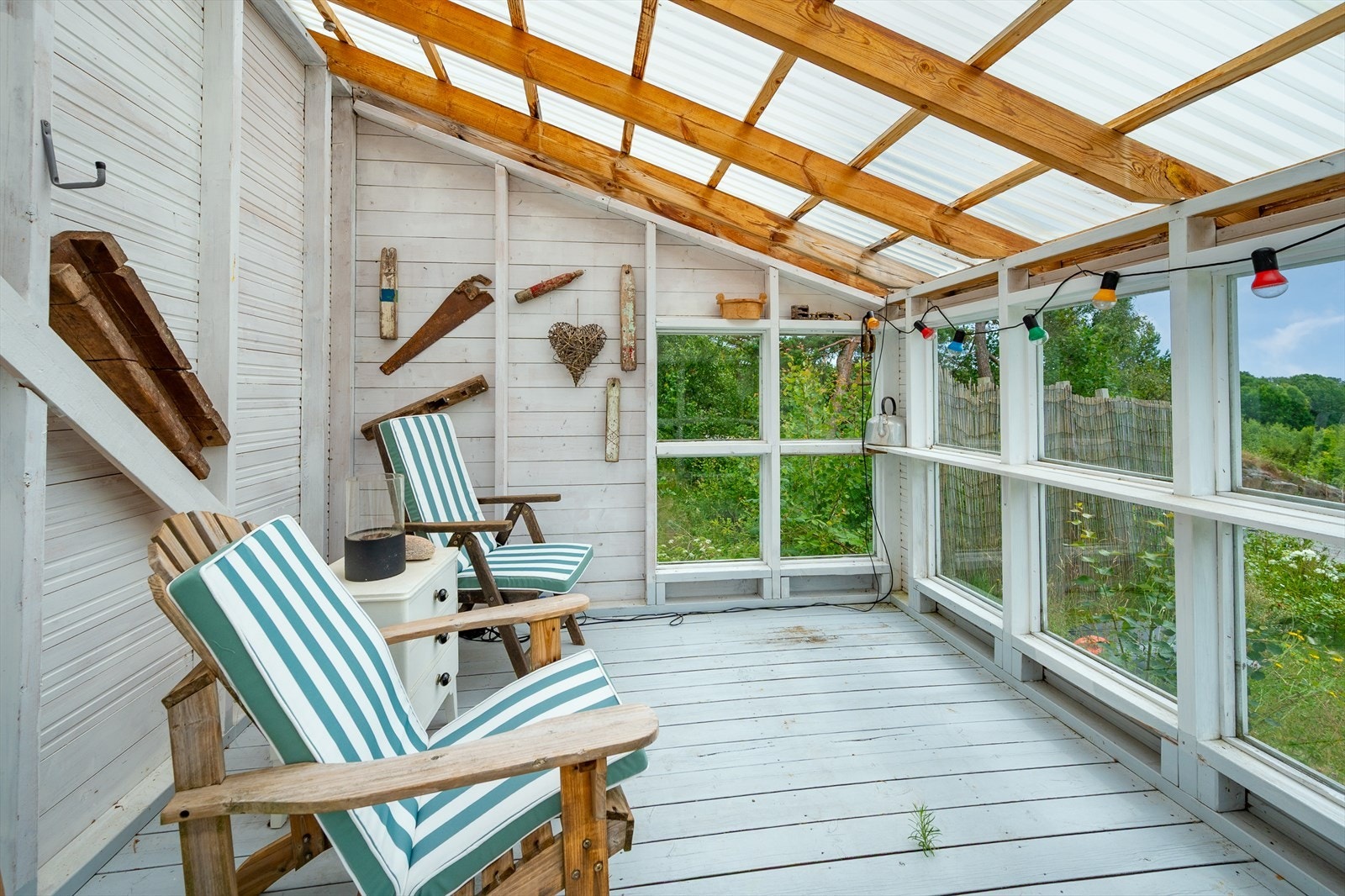 God plass inne i drivhuset Galleribilde