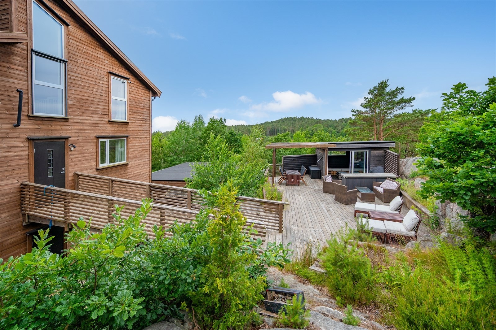 Det er anlagt et koselig uteområde bak boligen med romslig platting og hagestue. Galleribilde