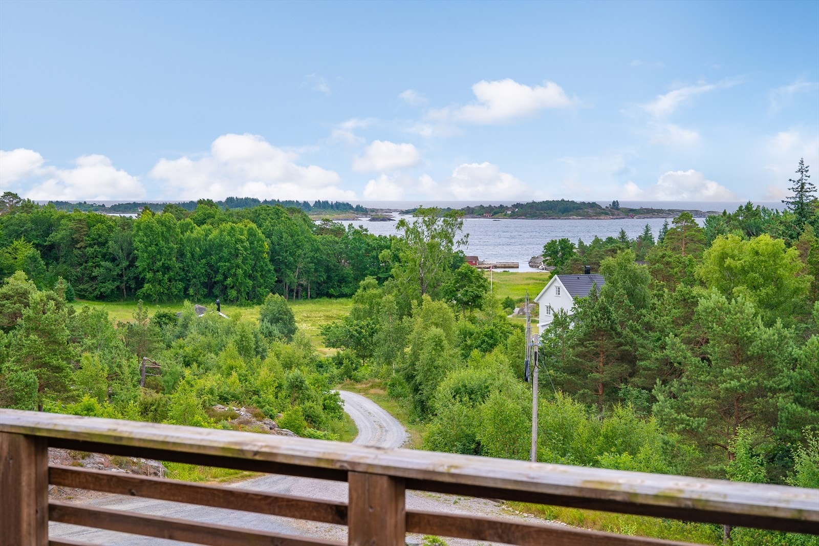 Utsikten mot sjøen fra KNA-veien 17 Galleribilde