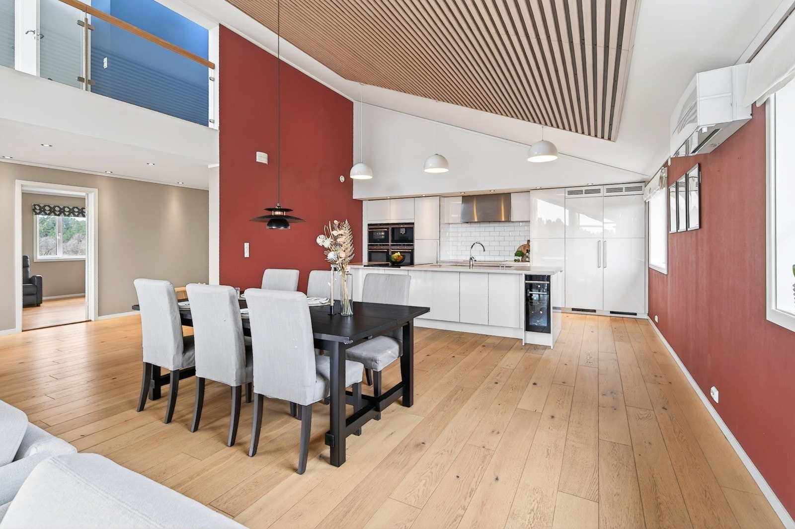God plass til stort spsiebord. Galleribilde