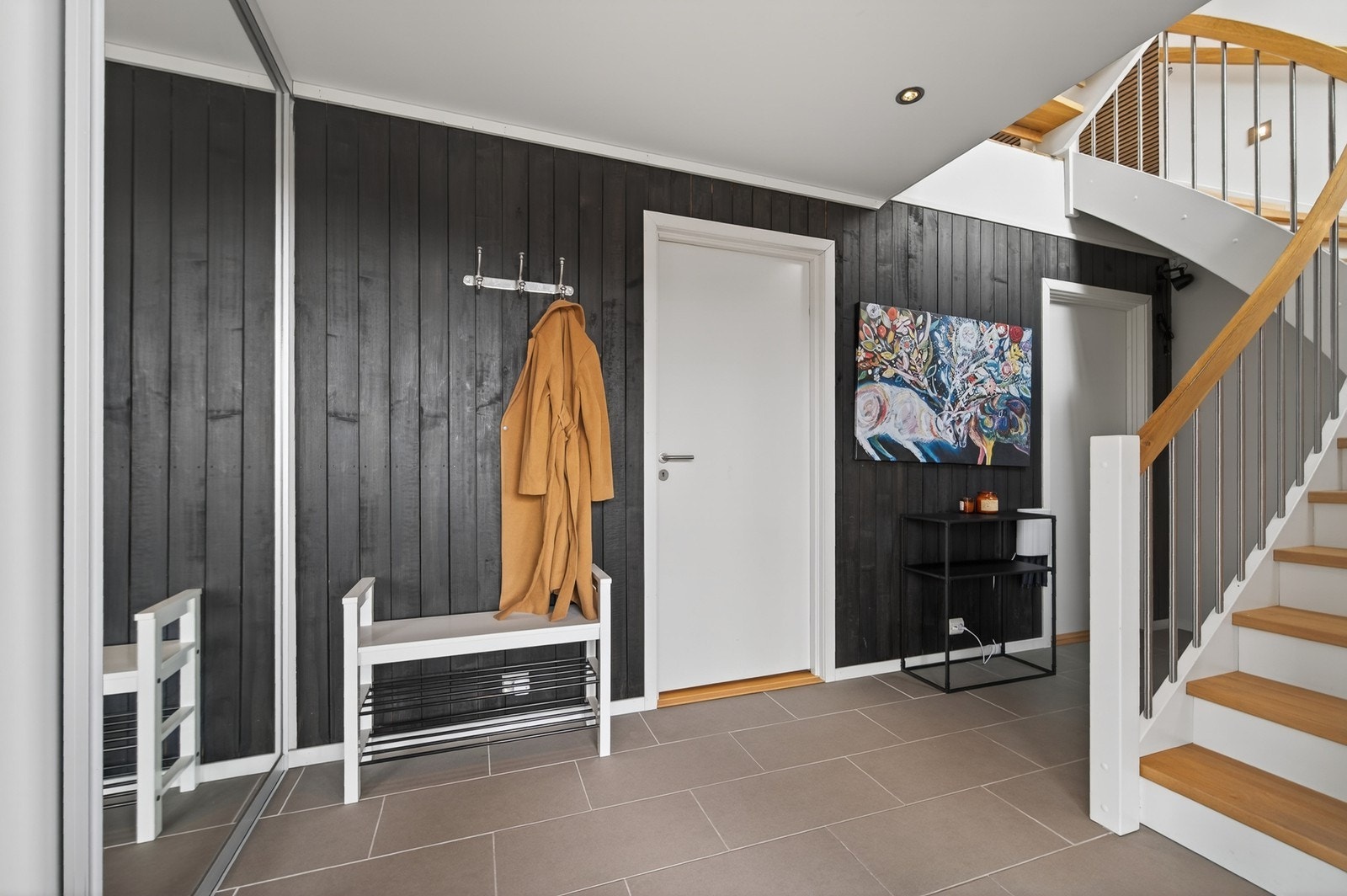 Velkommen inn i en romslig gang. Galleribilde