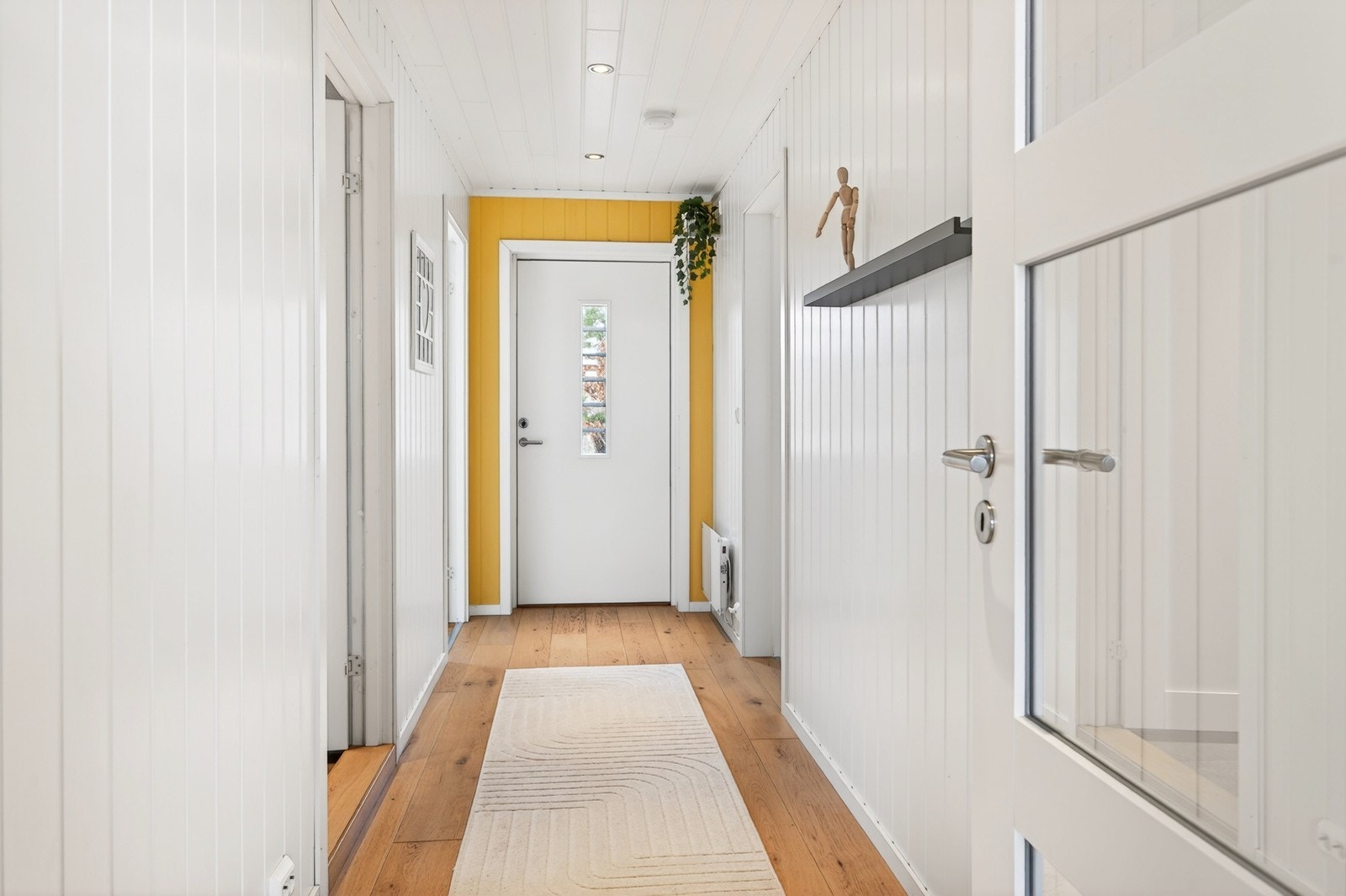 Direkte adkomst til låvebro og uteområde bak boligen fra 2 etasje Galleribilde