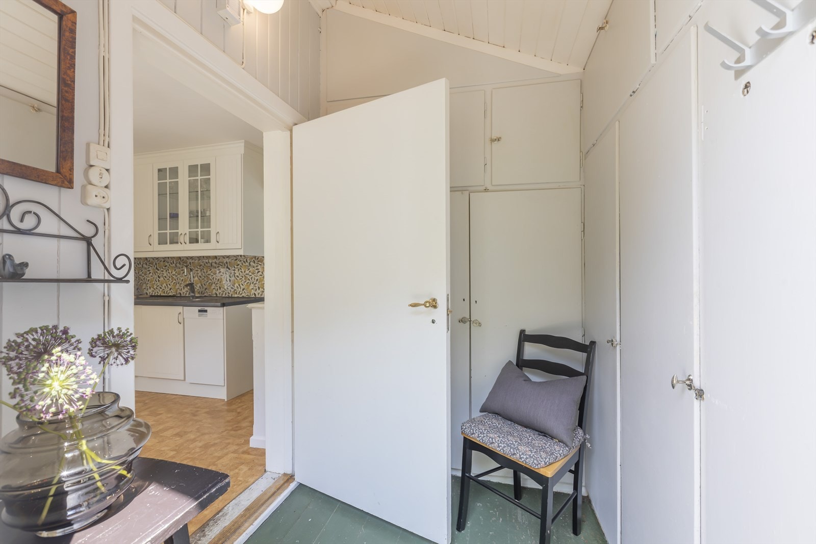 Ved selskap og større sammenkomster gir den en naturlig adkomst til kjøkkenet, slik at matlaging og serveringsforberedelser kan foregå uforstyrret, mens gjestene nyter oppholdet i husets øvrige stuer. Foto: GMP Galleribilde
