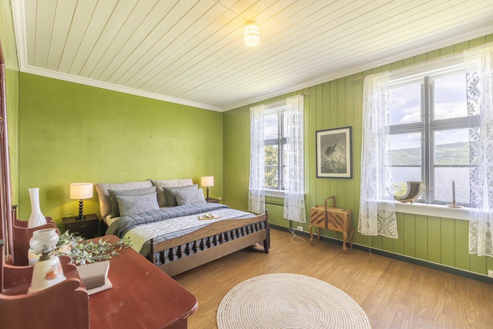 Romslig master bedroom med god plass og en utsikt som setter stemningen for dagen fra første øyeblikk. Foto: GMP Galleribilde