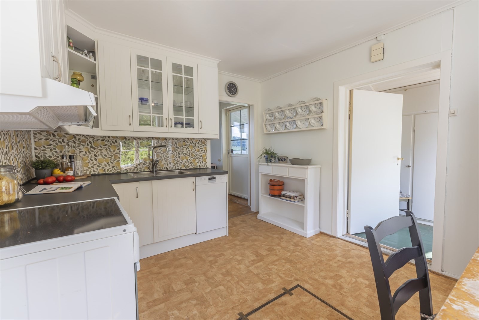 Kjøkkenet har egen inngang, slik det ofte var på gårdsbruk og landsteder fra den tiden boligen ble bygget. En sjarmerende detalj som vitner om husets historie og opprinnelige funksjon. Foto: GMP Galleribilde