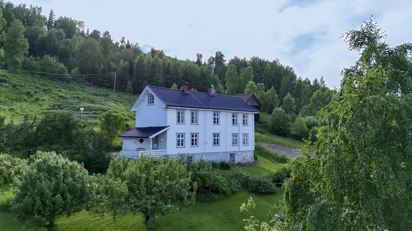 Sjarmerende bolig med landlig beliggenhet og frodige omgivelser. Foto-Olsen Galleribilde