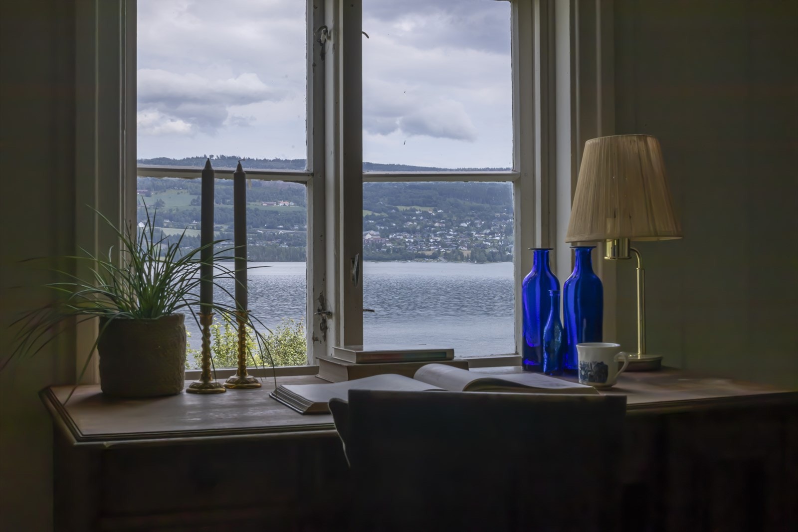 Fra kontoret er det en flott utsikt over Randsfjorden. Her kan du arbeide i rolige omgivelser mens du nyter det vakre landskapet og utsynet mot Hov, kommunesenteret på motsatt side av fjorden. Foto: Goat production Galleribilde