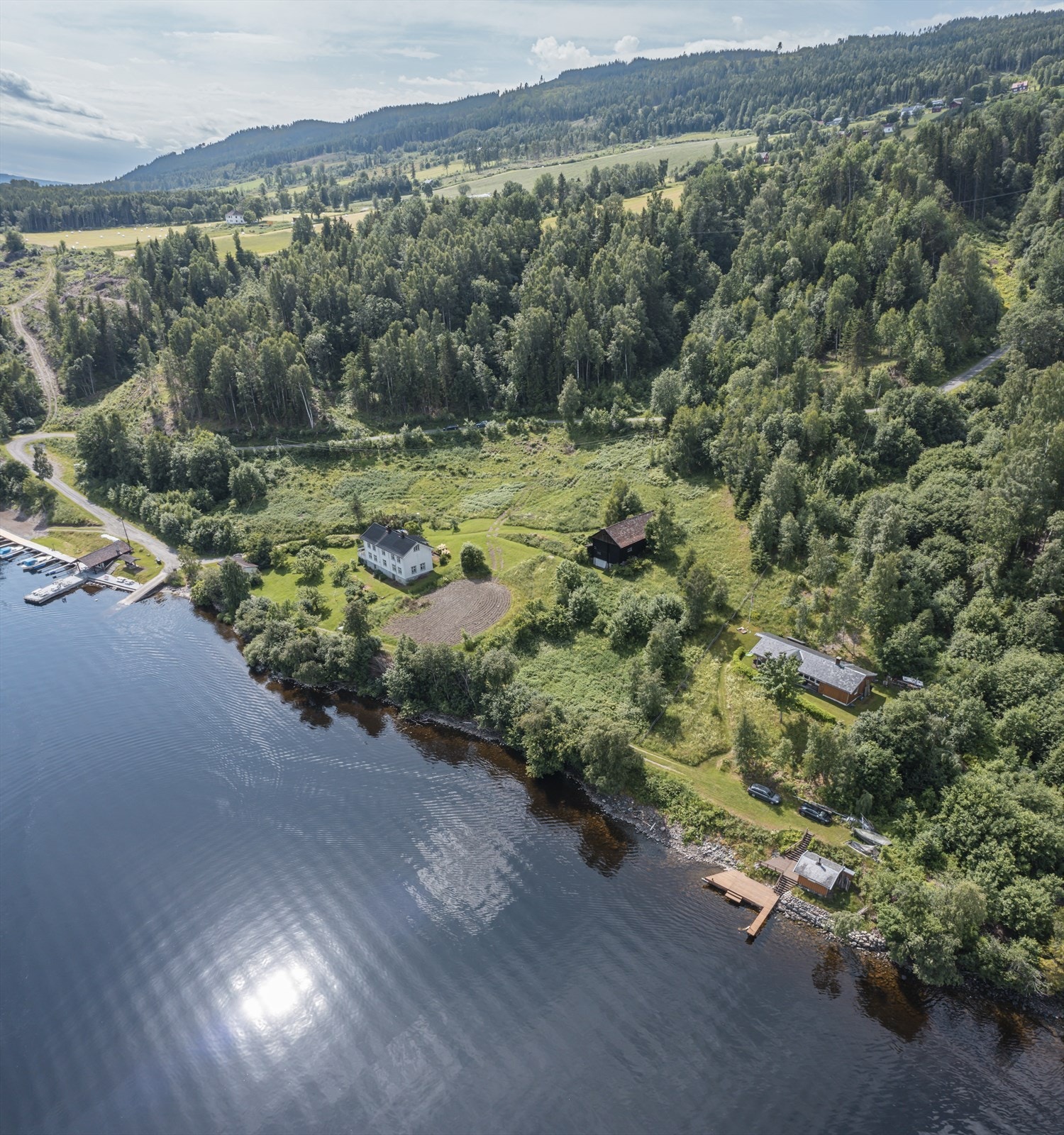 Dronefoto som viser eiendommen og dens unike beliggenhet ned mot Randsfjorden. Foto: GMP Galleribilde