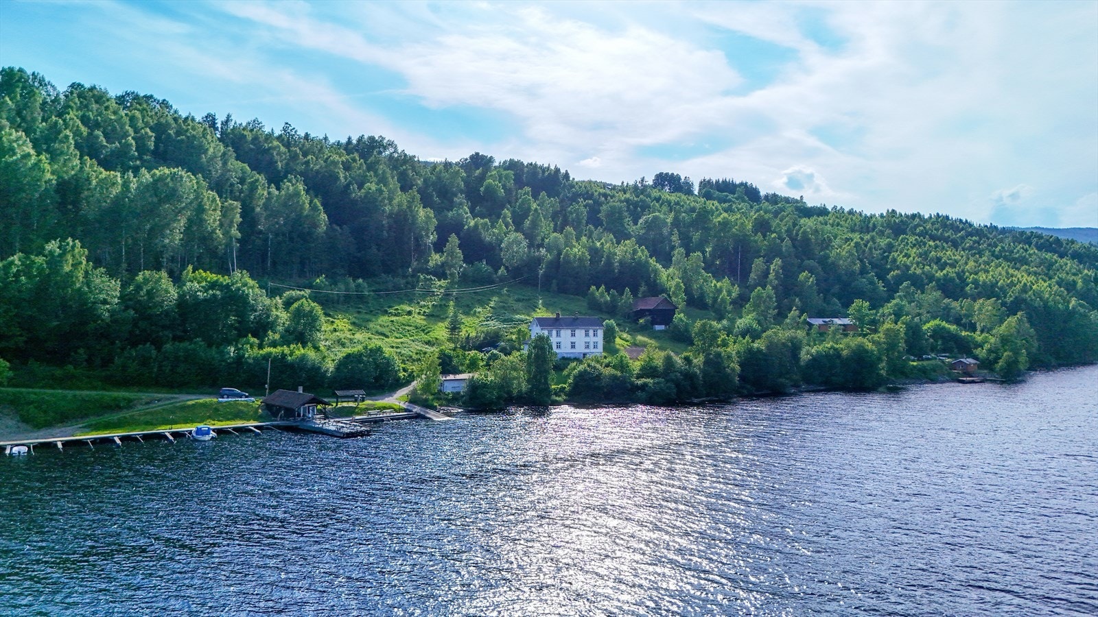 Velkommen til Evenstuen - Et unikt landsted med egen strandlinje ved Randsfjorden. Foto-Olsen Galleribilde