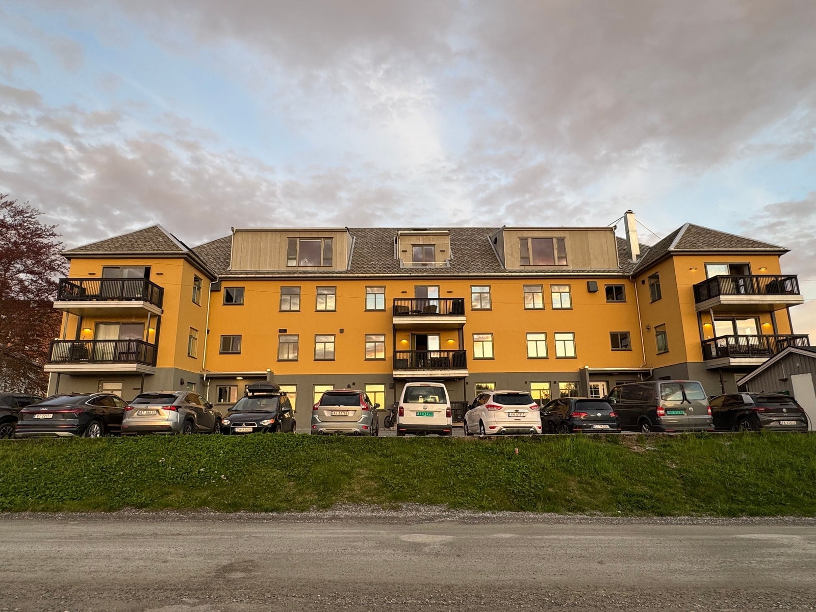 Sjarmerende og solid murbygg med historisk karakter – totalrenovert og fremstår med moderne standard og høy kvalitet. Leiligheten i 2. etasje på hovedbygg Galleribilde
