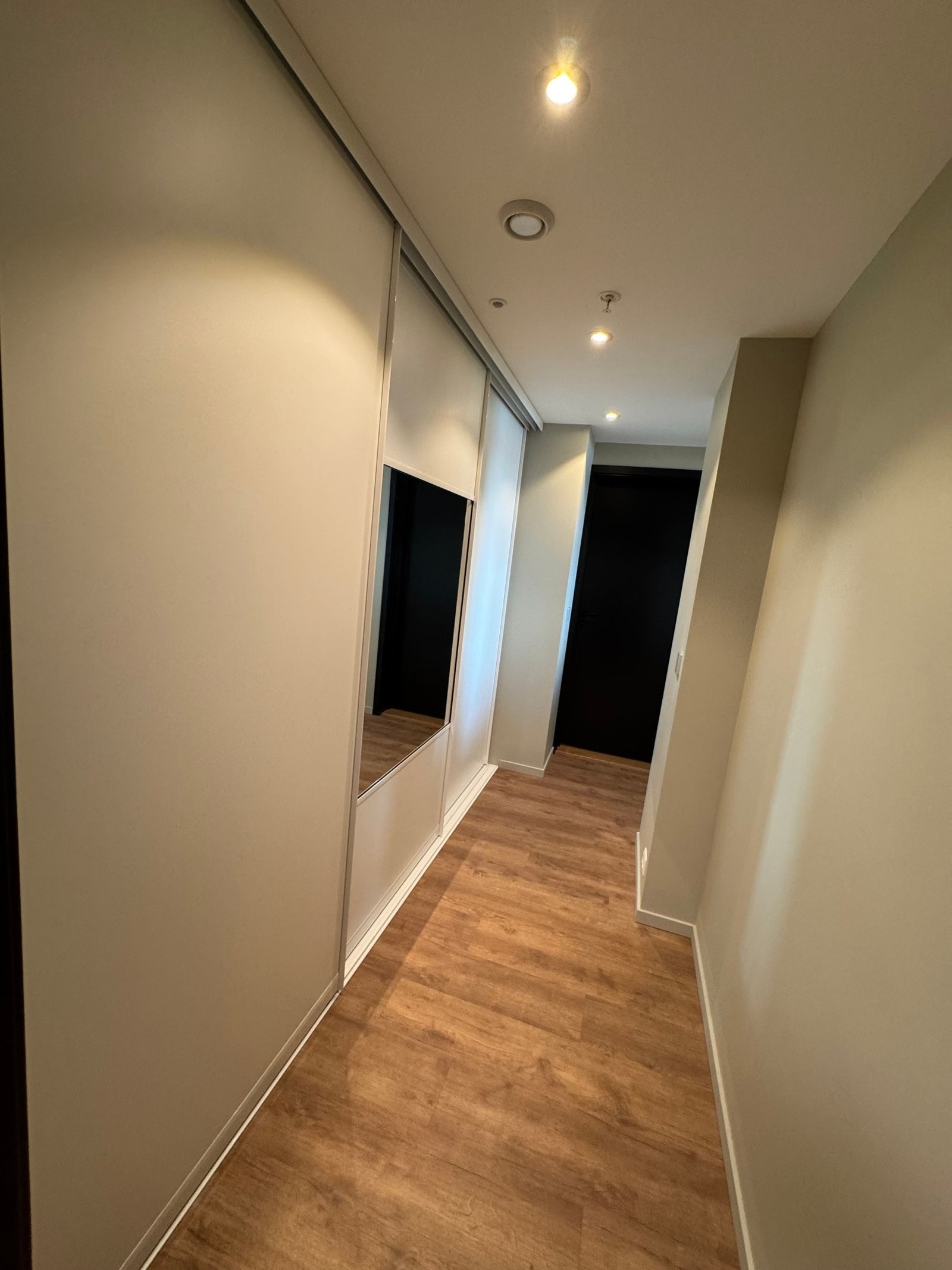 Innbydende entré med god oppbevaringsplass i skyvedørsgarderobe Galleribilde