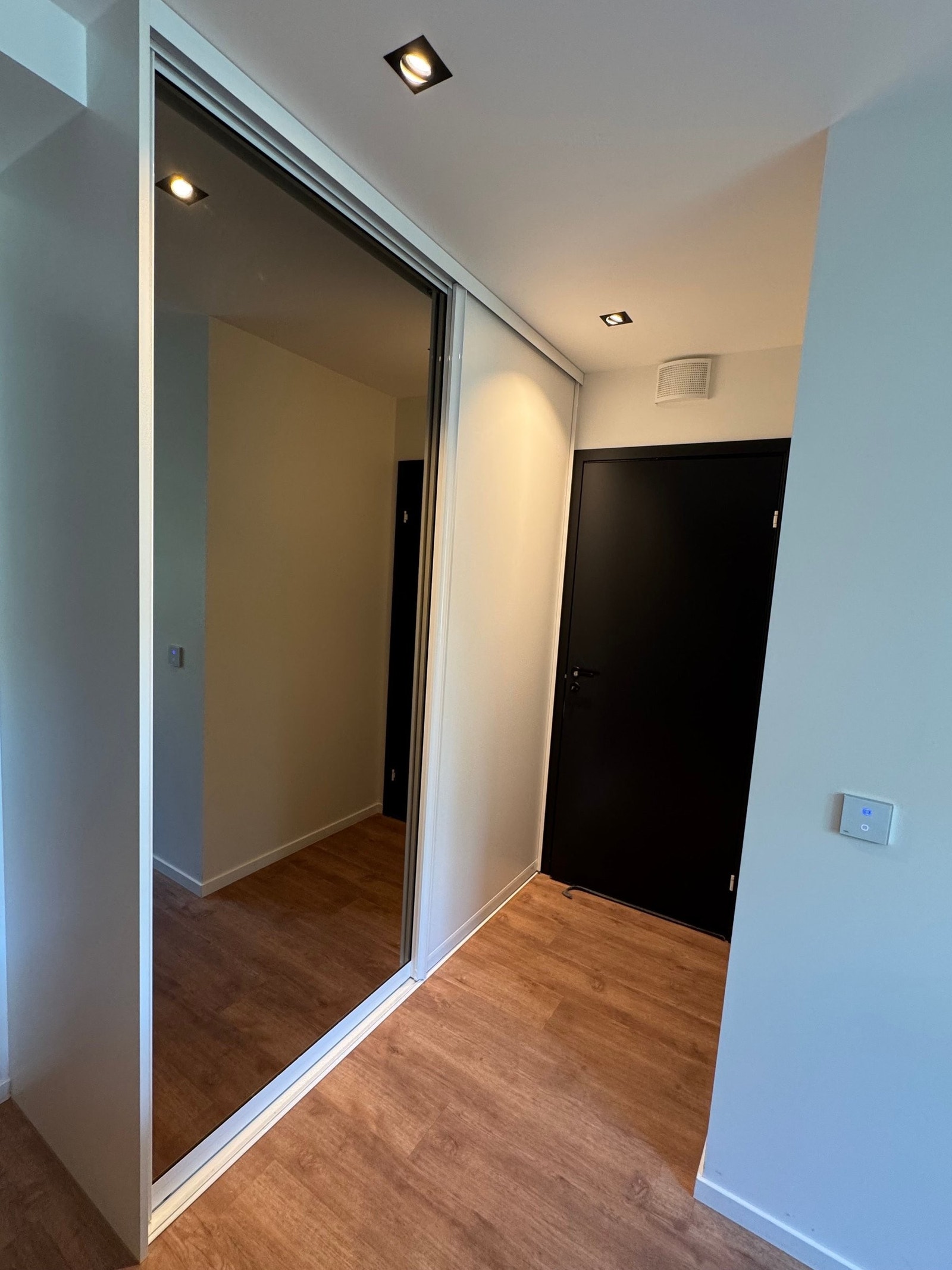 Skyvedørsgarderobe gir god lagringsplass Galleribilde
