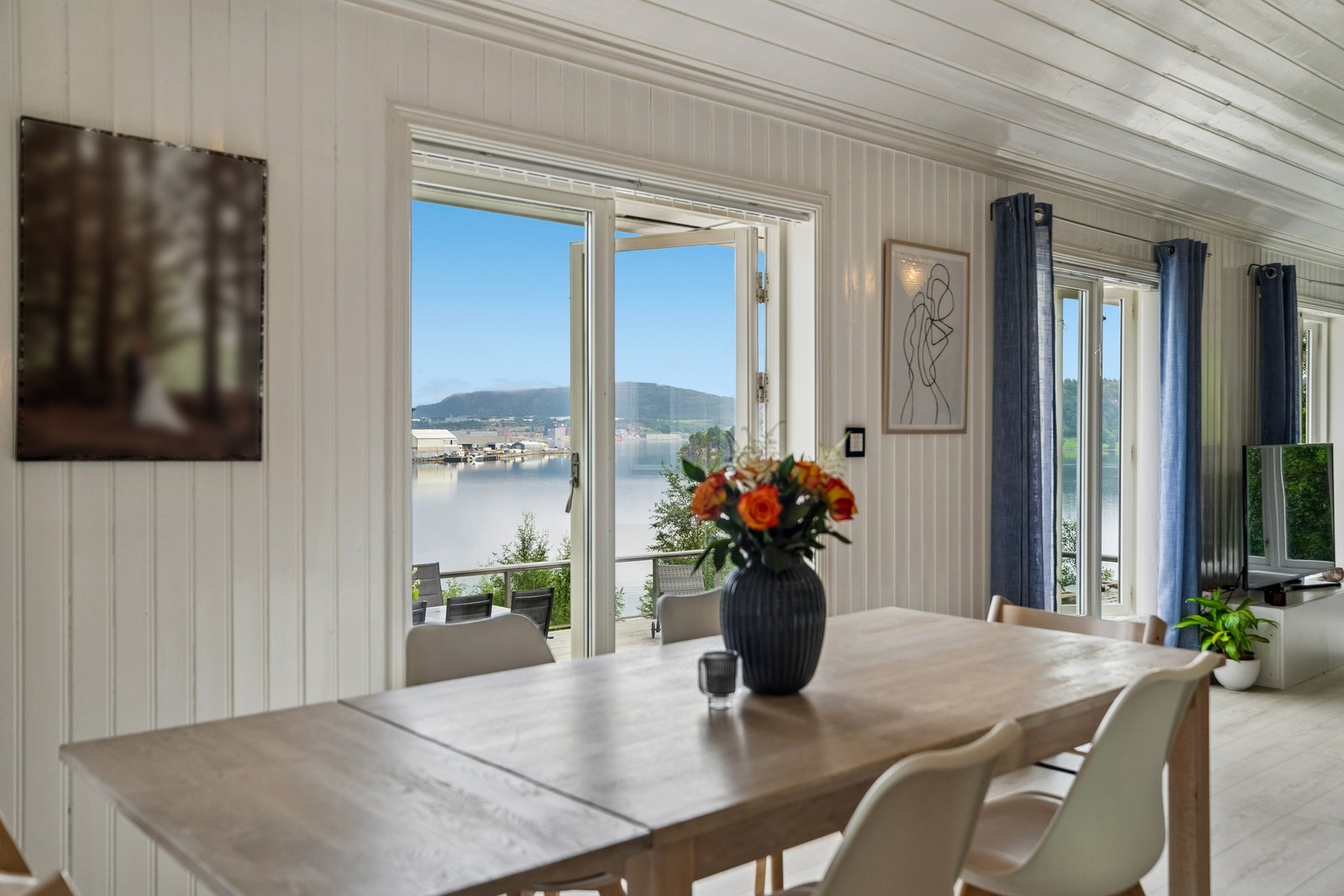 Store vinduer på stue med flott utsikt Galleribilde