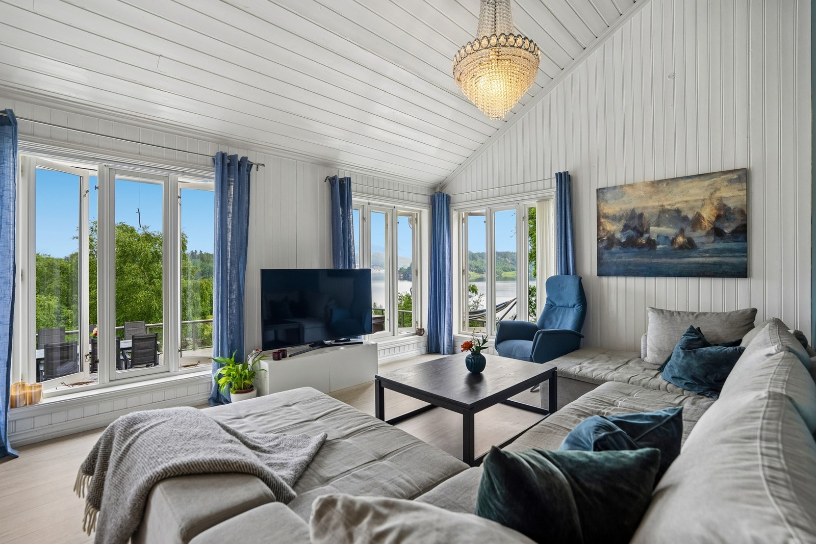 Utgang fra stue til stor terrasse Galleribilde