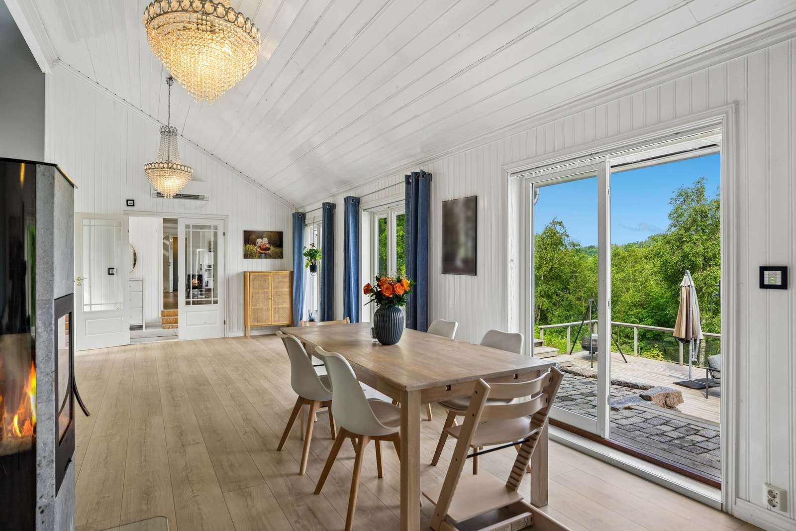 Stue. Her er det også vedfyring og varmepumpe Galleribilde