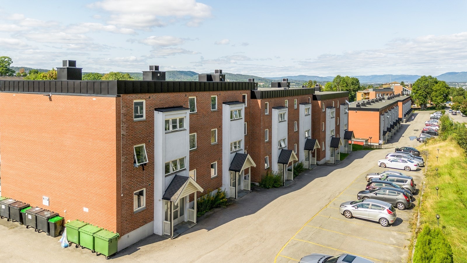 Felles parkeringsplasser ved inngangspartiet. Borettslaget har også noen garasjer - tildelingsregler må sjekkes med borettslaget eller PBBL. Galleribilde