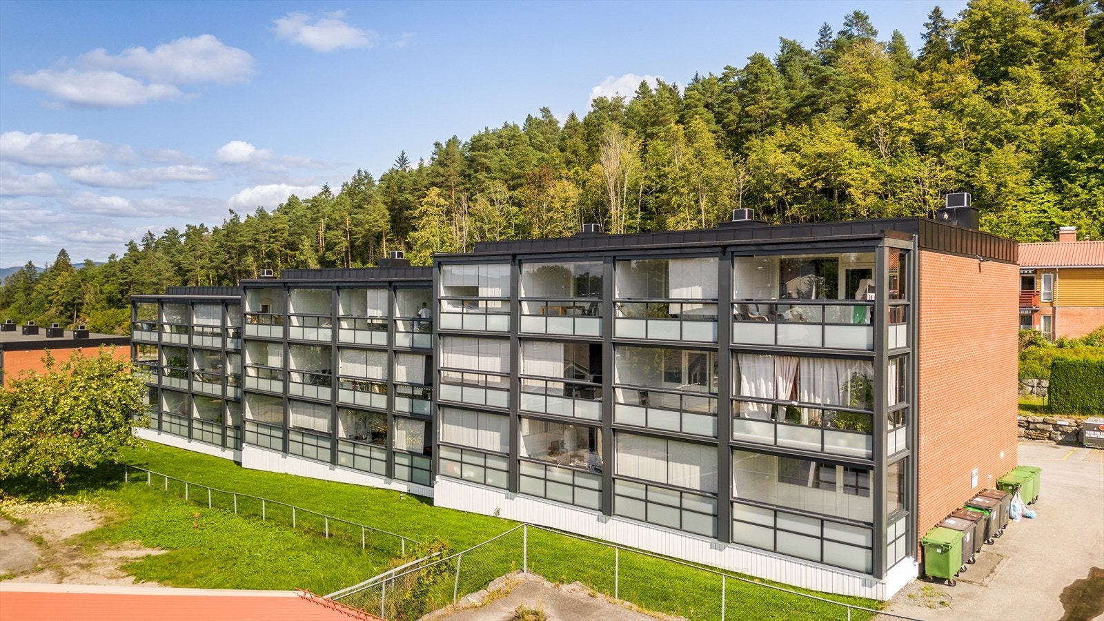 Gode bussforbindelser med holdeplass rett ved boligblokken. Galleribilde