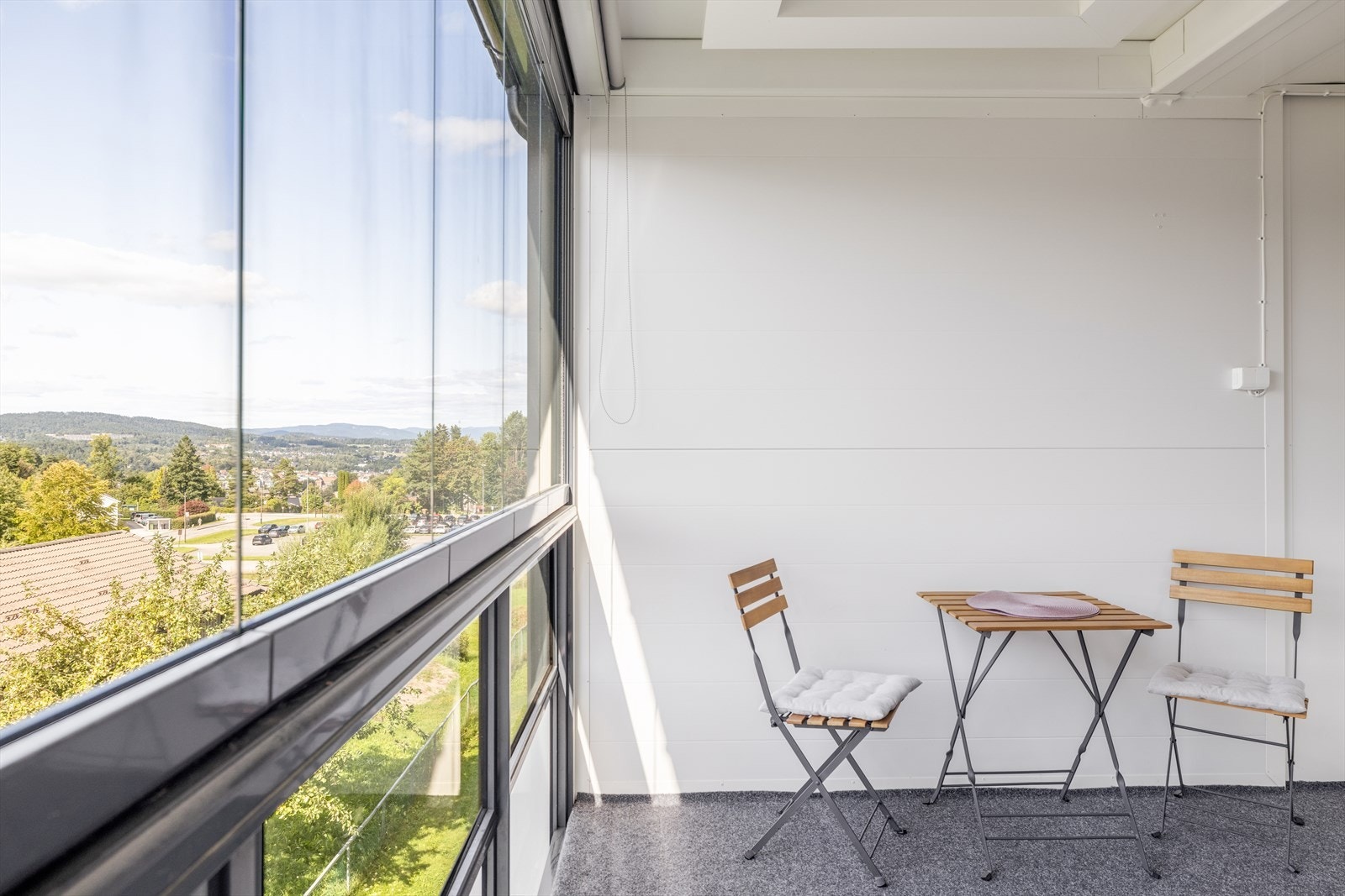 Leiligheten har fin utsikt fra 3. etasje, med ny innglasset balkong fra 2022, og med nærhet til dagligvare, bussforbindelse og Porsgrunn sentrum med alt hva byen har å tilby. Galleribilde