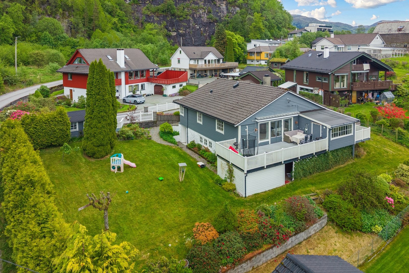 Dette er en innholdsrik enebolig med attraktiv beliggenhet i et veletablert og familievennlig boligområde ved Lonevåg sentrum. Galleribilde