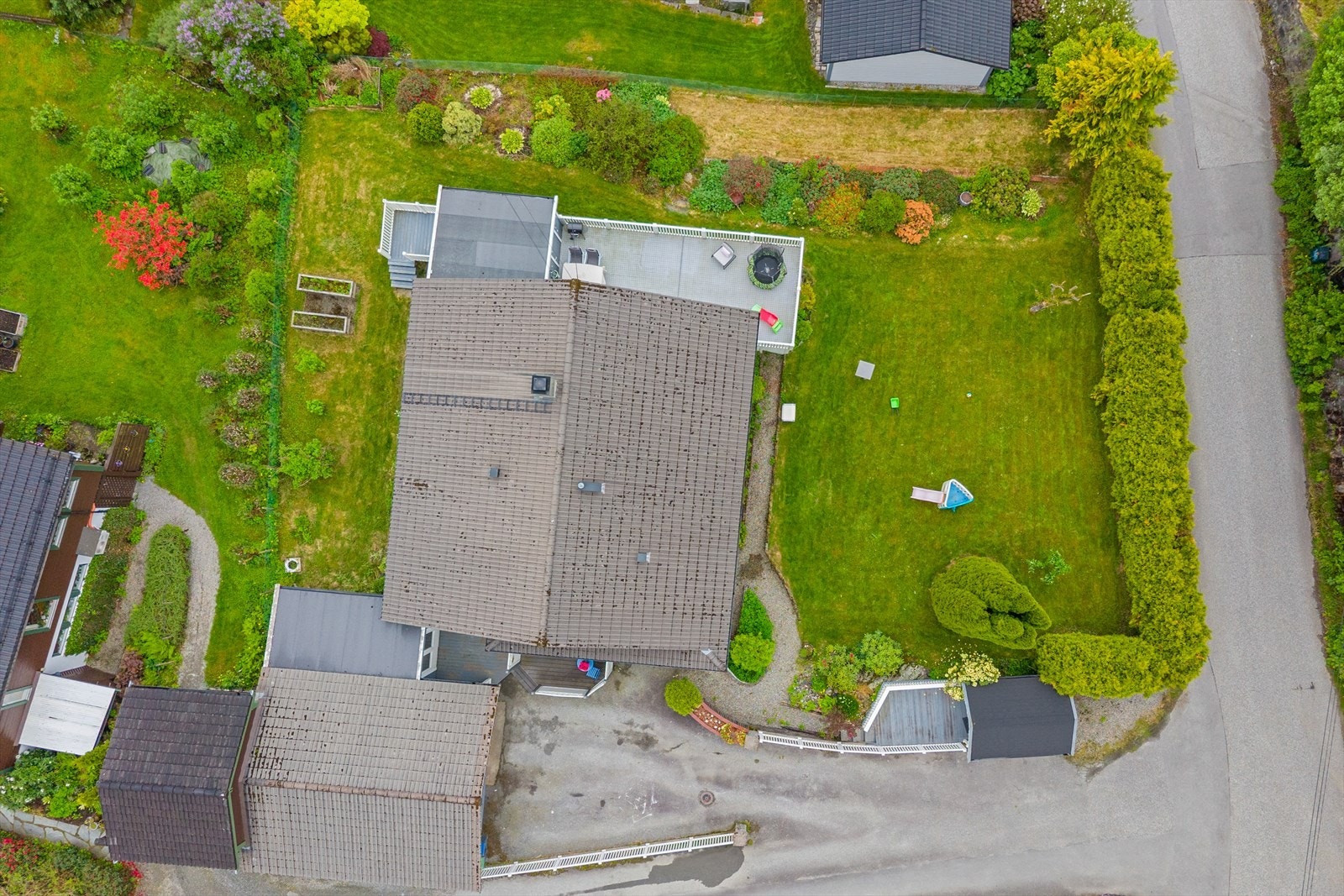 Eiendommen har en pent opparbeidet tomt med hage, uteplasser og gode oppholdssoner. Galleribilde