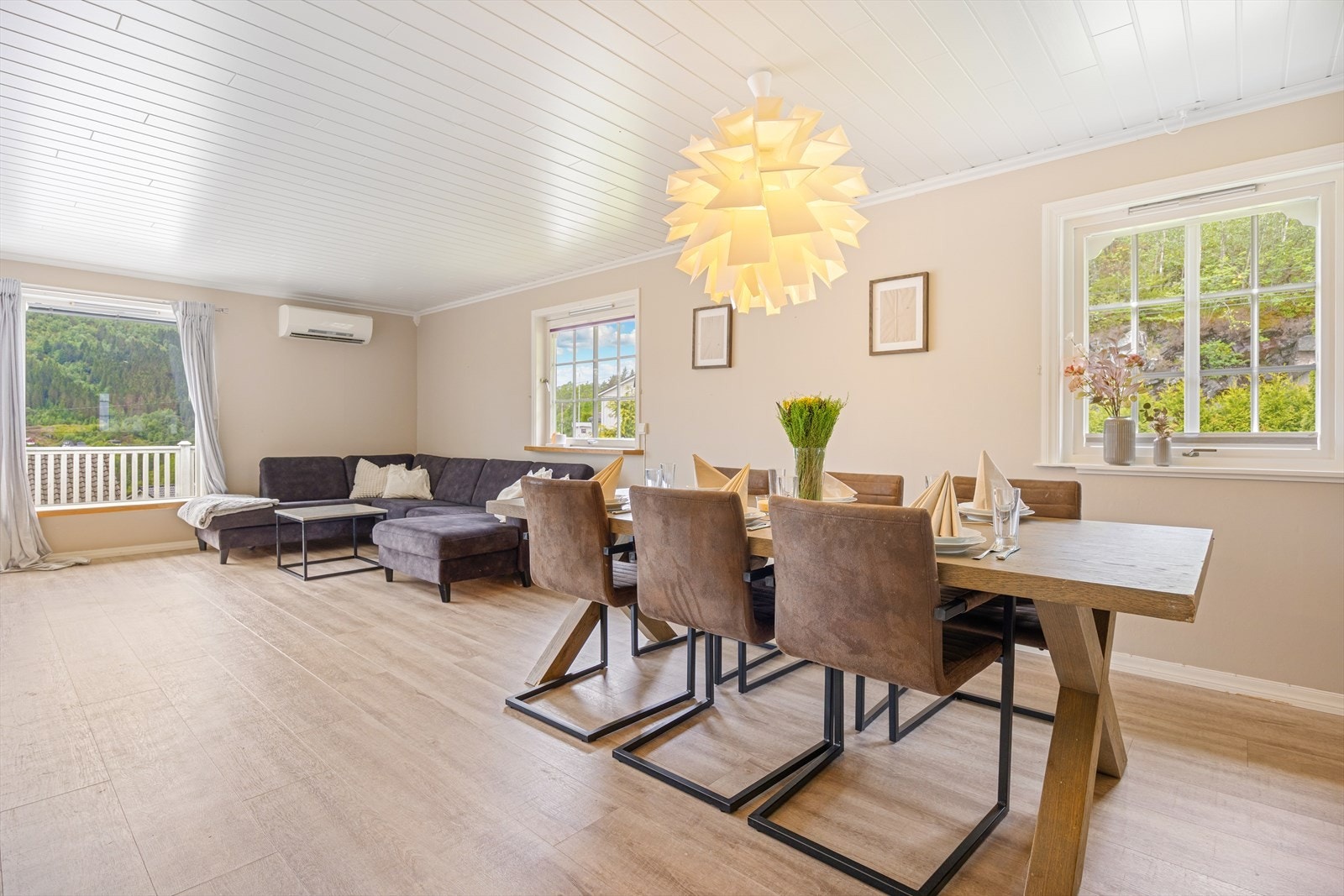 Det er god plass til å innrede med både spisegruppe og sofakrok. Galleribilde