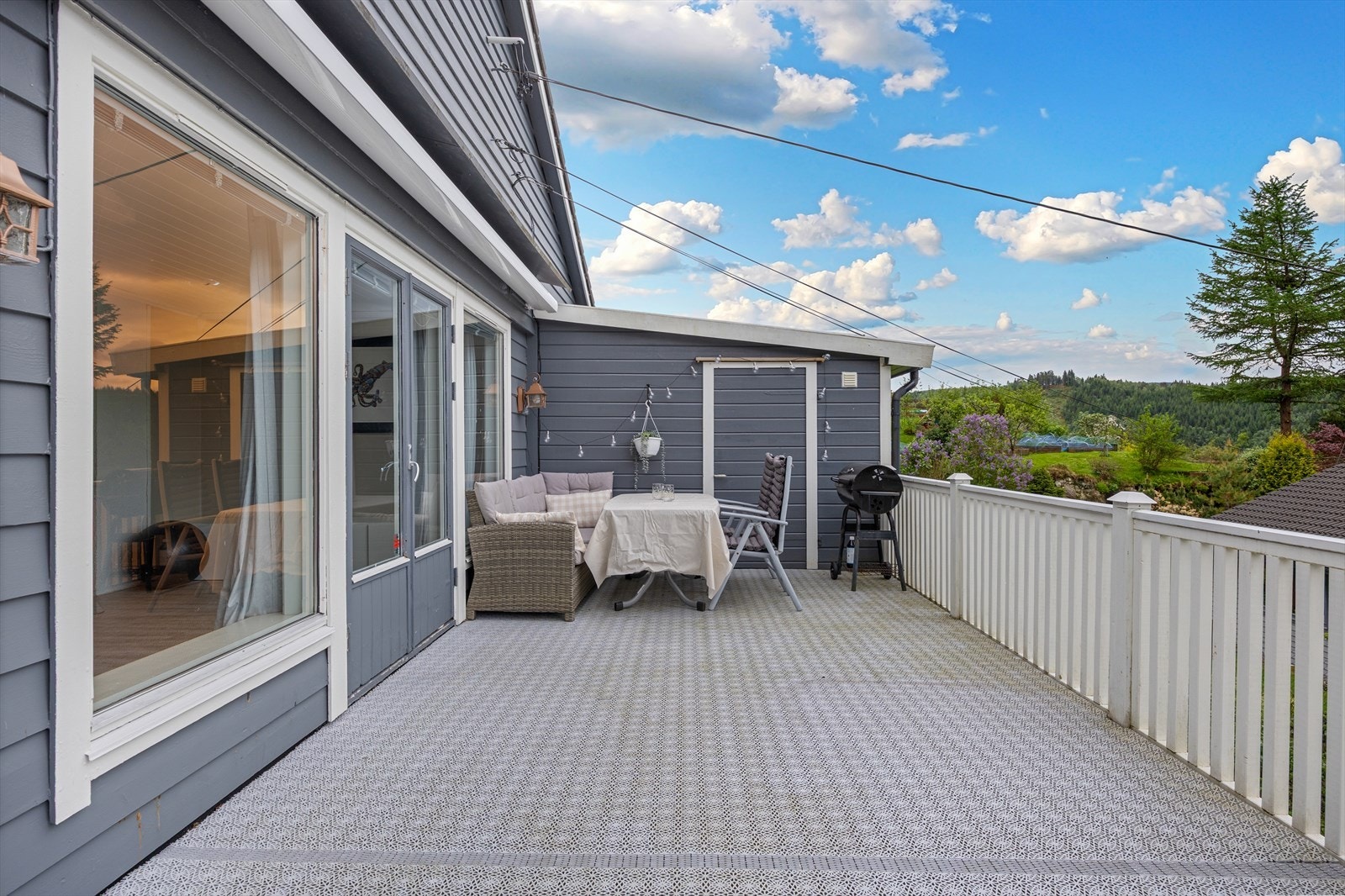 Stor terrasse med god plass til utemøbler og hyggelige sammenkomster. Galleribilde