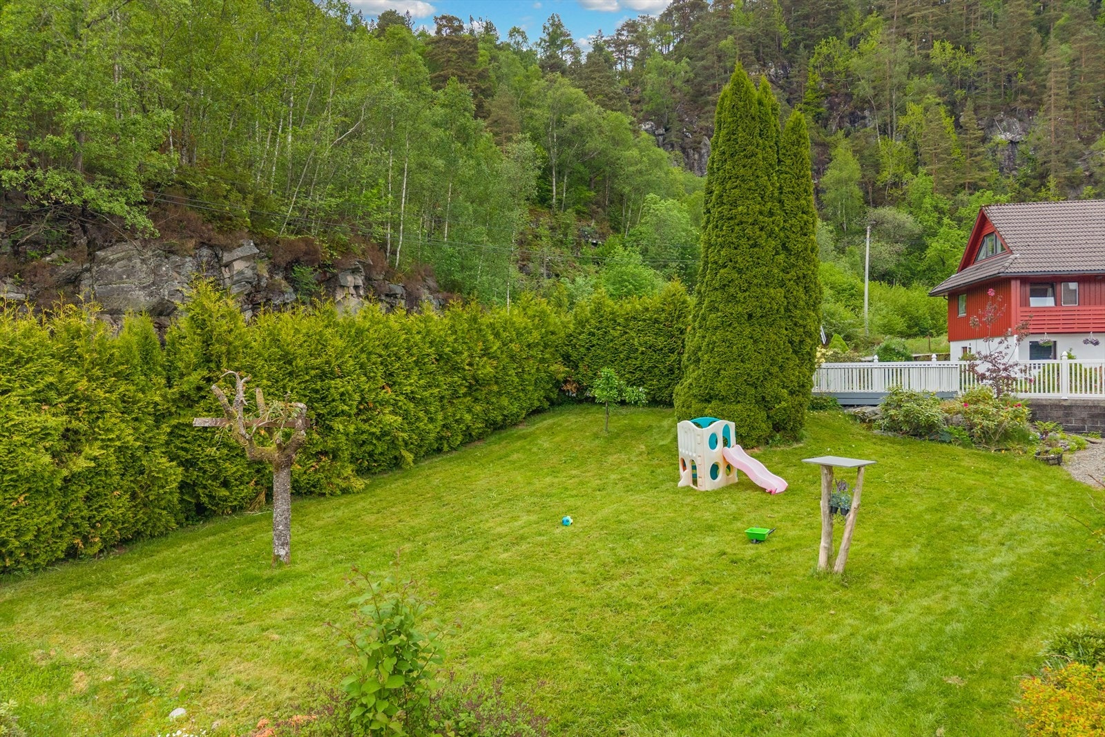 Store plenarealer gjør eiendommen godt egnet for barnefamilier. Galleribilde