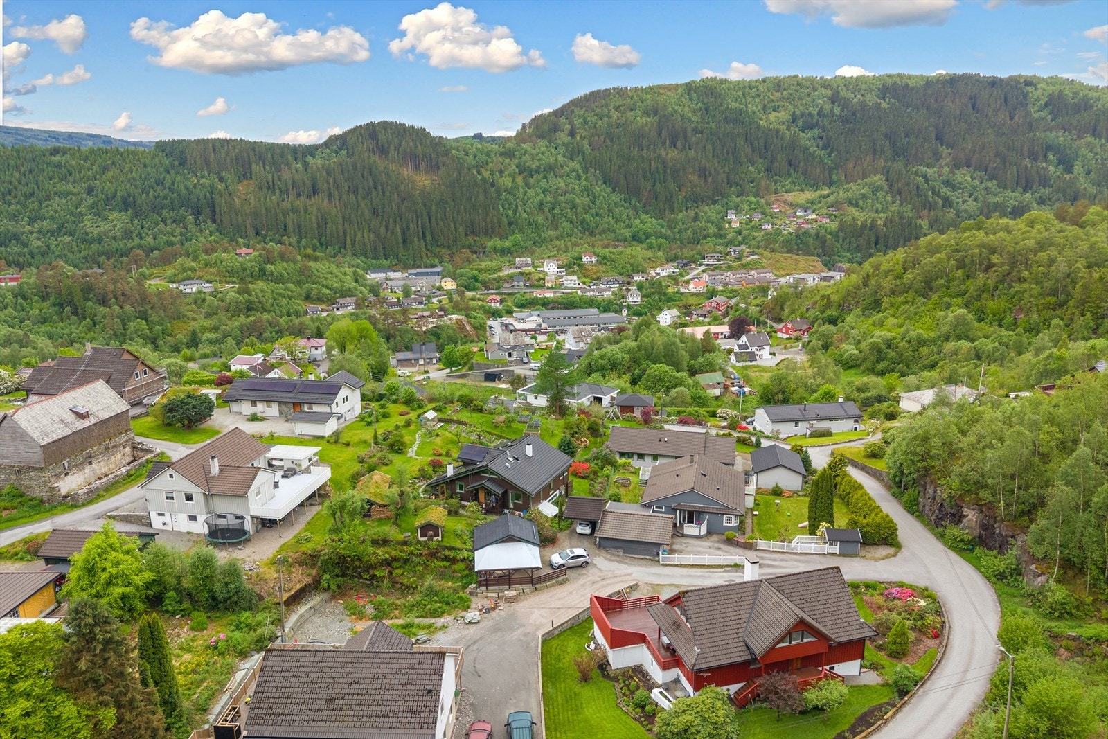 Fra eiendommen er det kort vei til både skoler, barnehage, servicetilbud og fritidsaktiviteter. Galleribilde