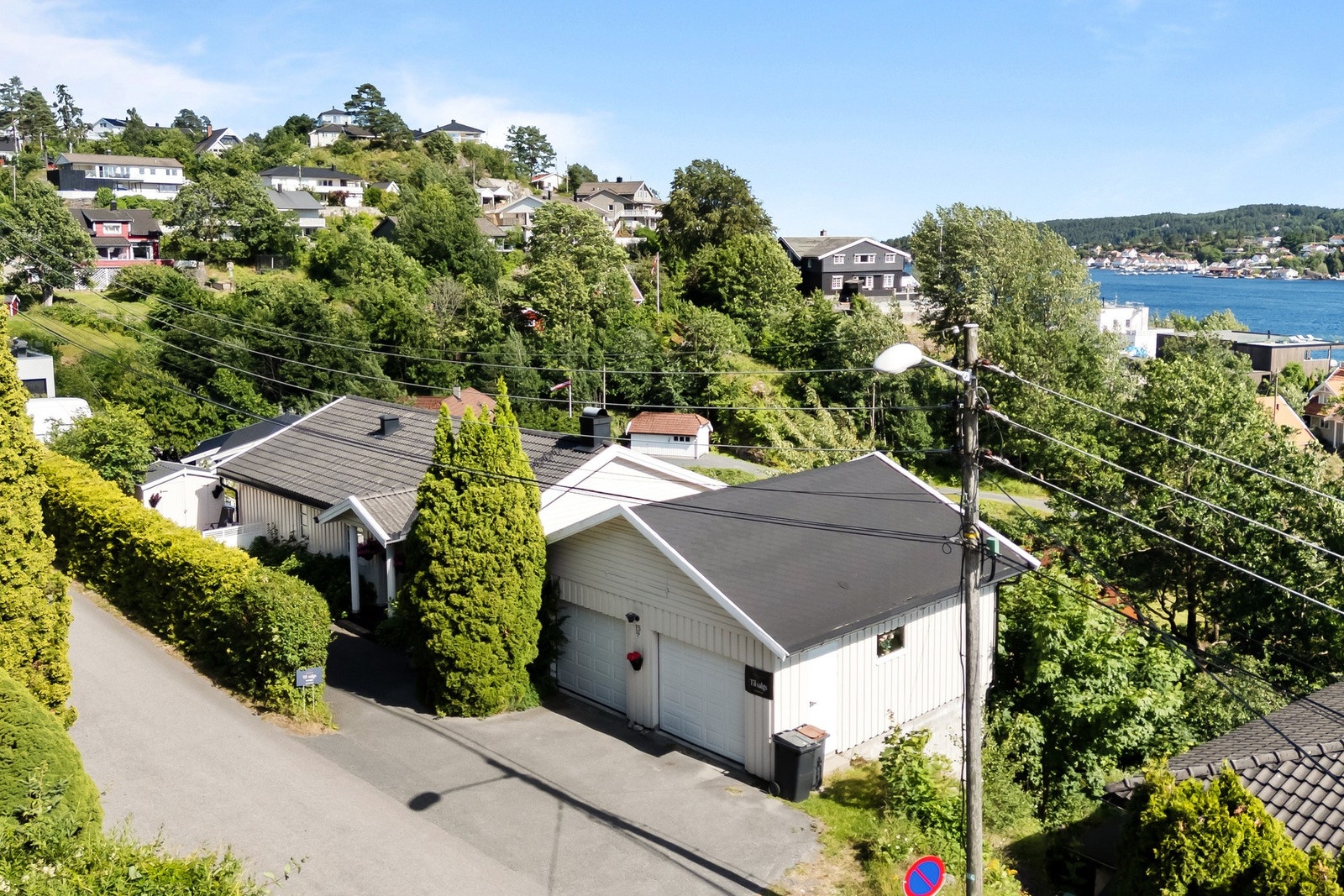 Det er godt med parkeringsmuligheter på eiendommen, både foran huset og ved garasjen. Galleribilde
