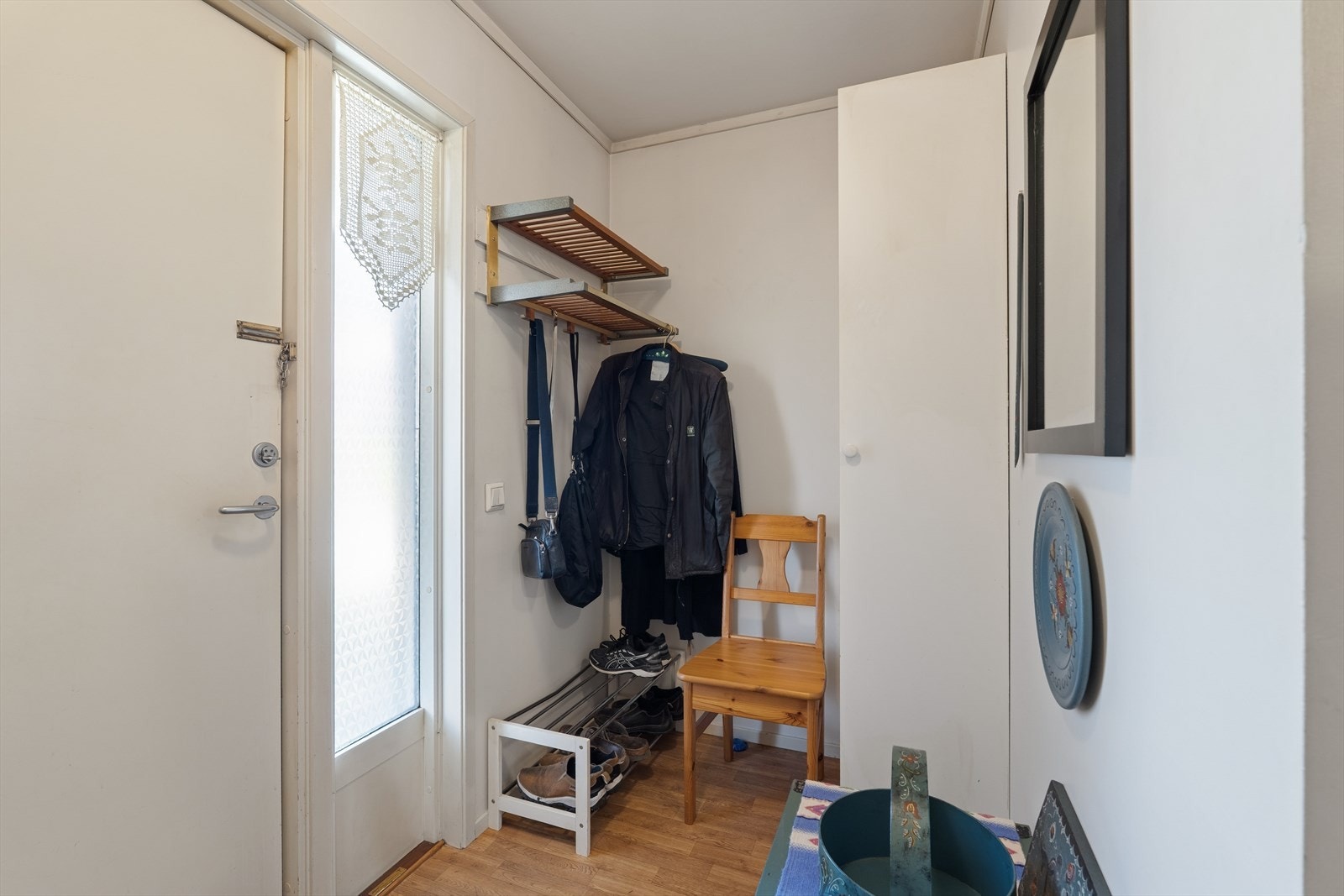 Trivelig entré med plass til å henge fra seg yttertøy. Galleribilde