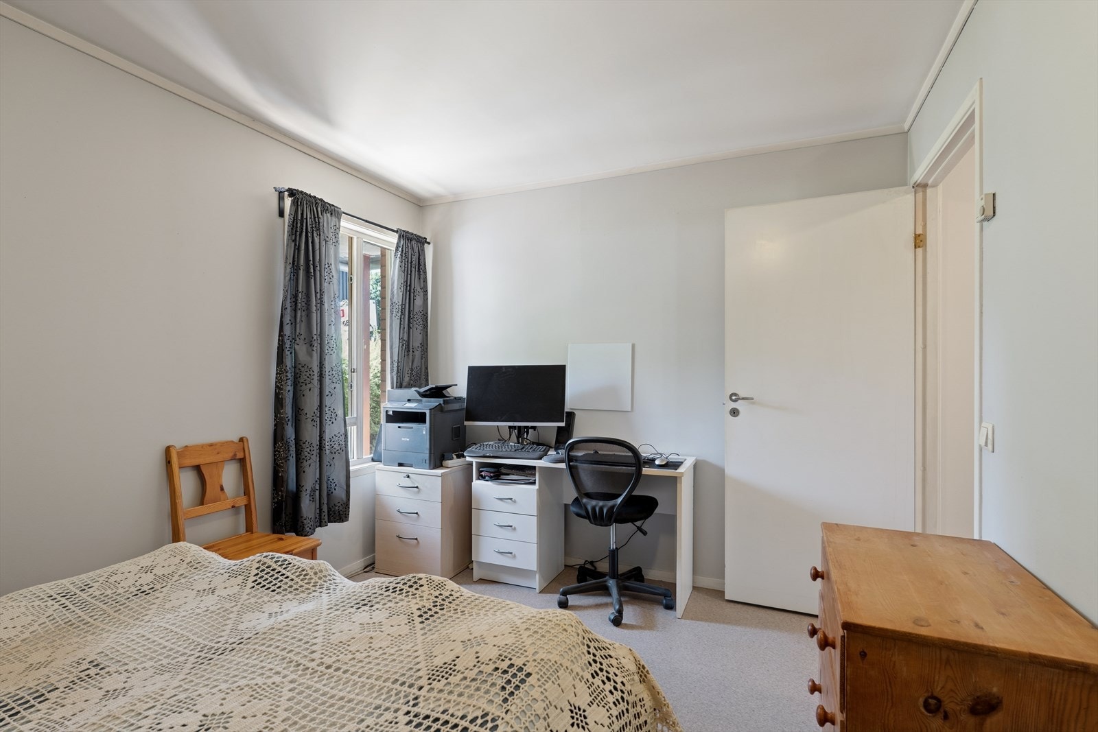 Rommet har garderobe og plass til kontorløsning. Galleribilde