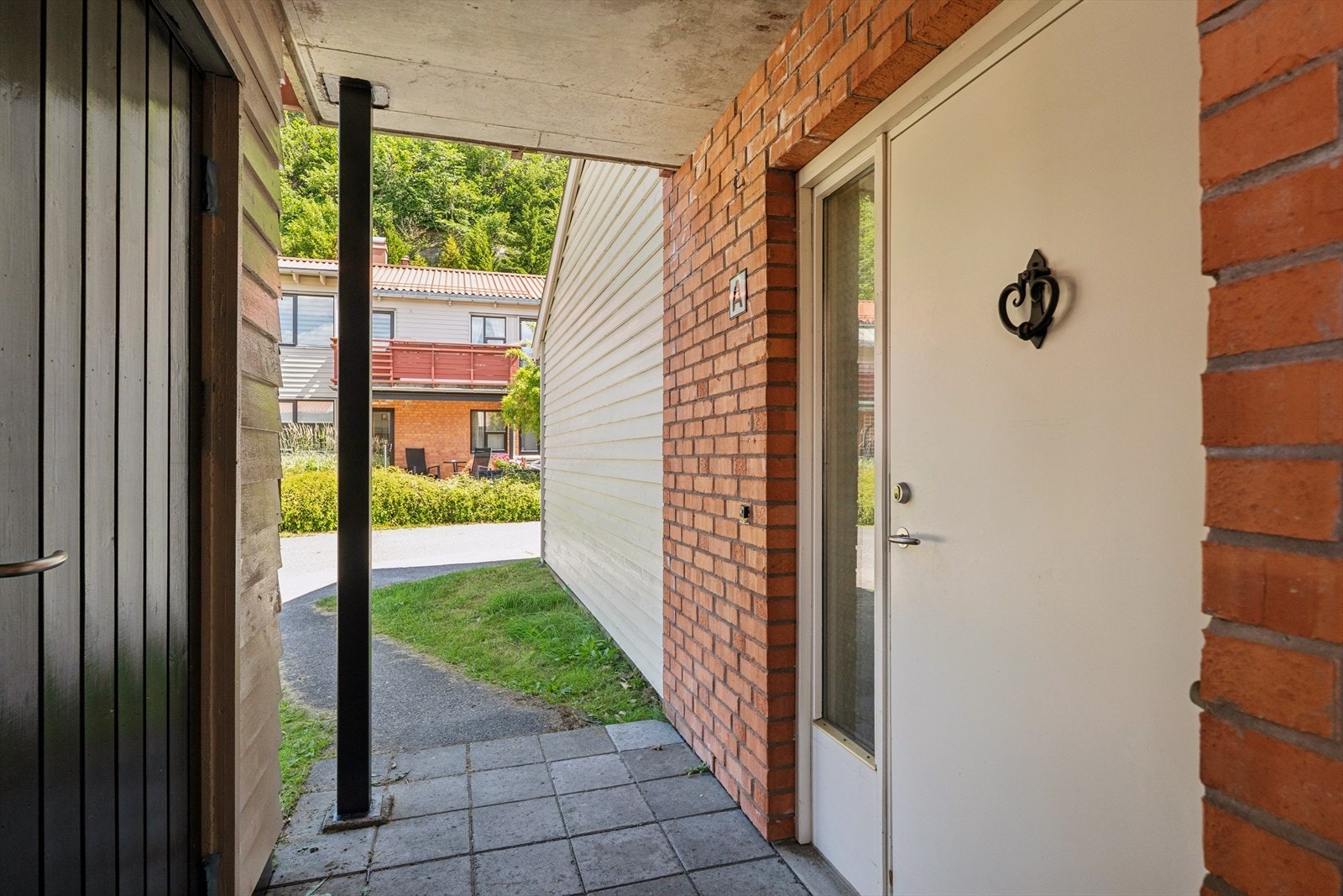 Tilhørende utvendig bod like ved hoveddøren - Hyggelig veranda, her nytes morgenkaffen! Galleribilde