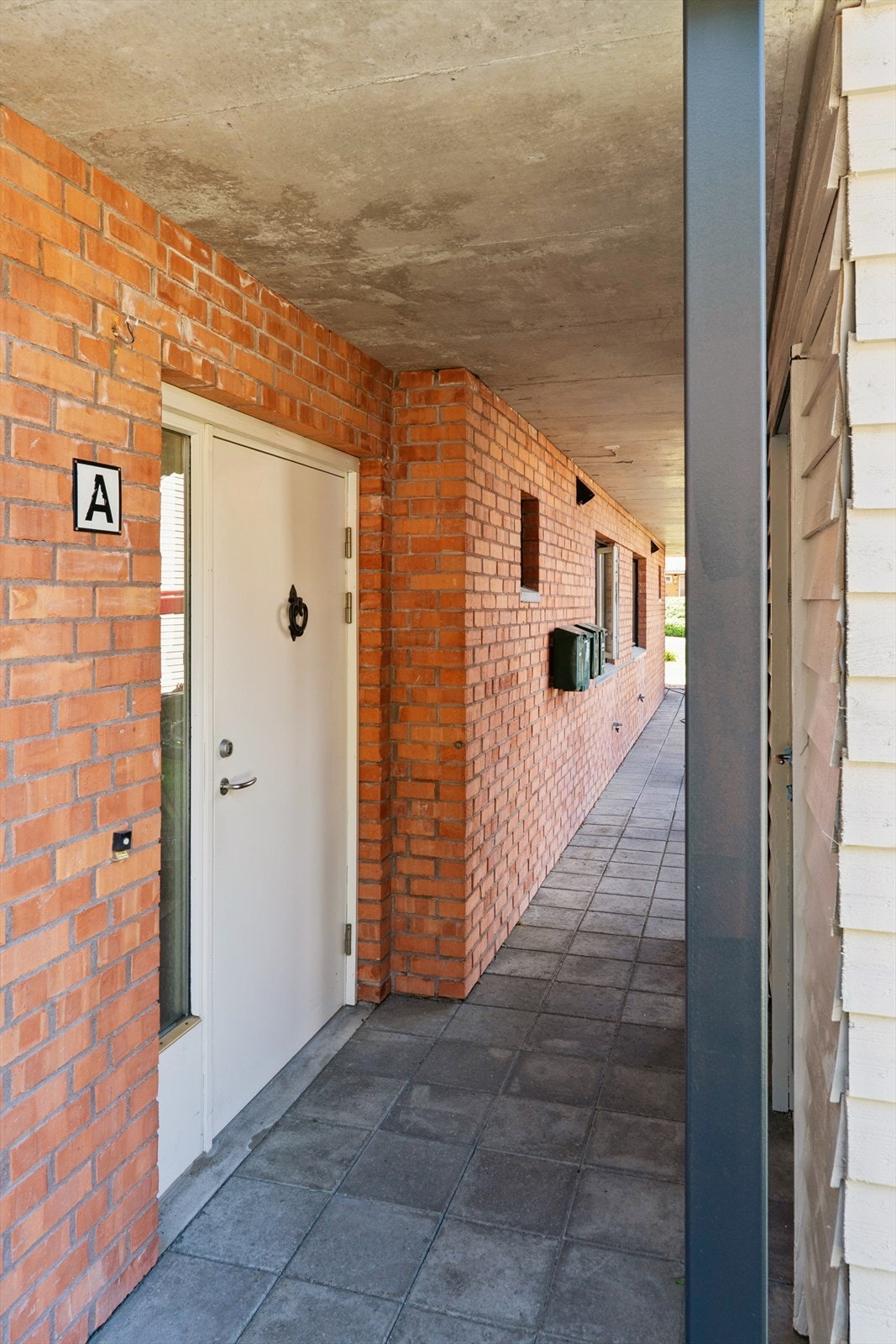 Pent og velstelt, overbygget inngangsparti! Galleribilde