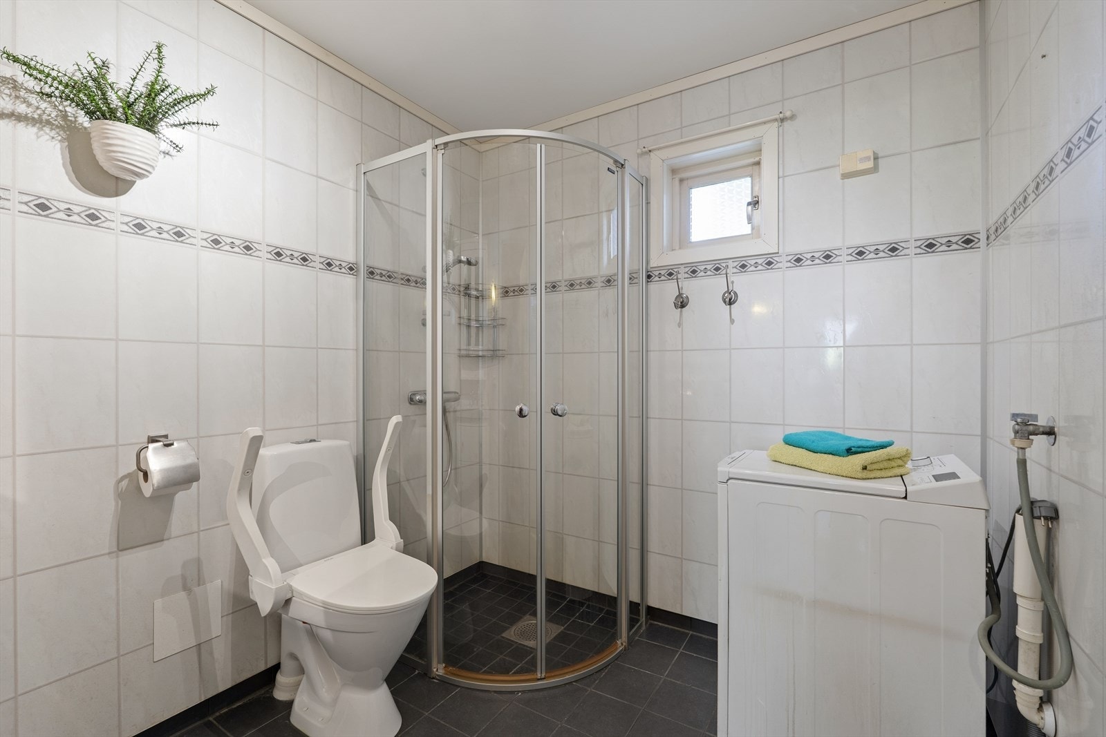Badet ble oppgradert i 2014 og har flis på gulv og baderomsplater på vegger. Opplegg for vaskemaskin. Galleribilde