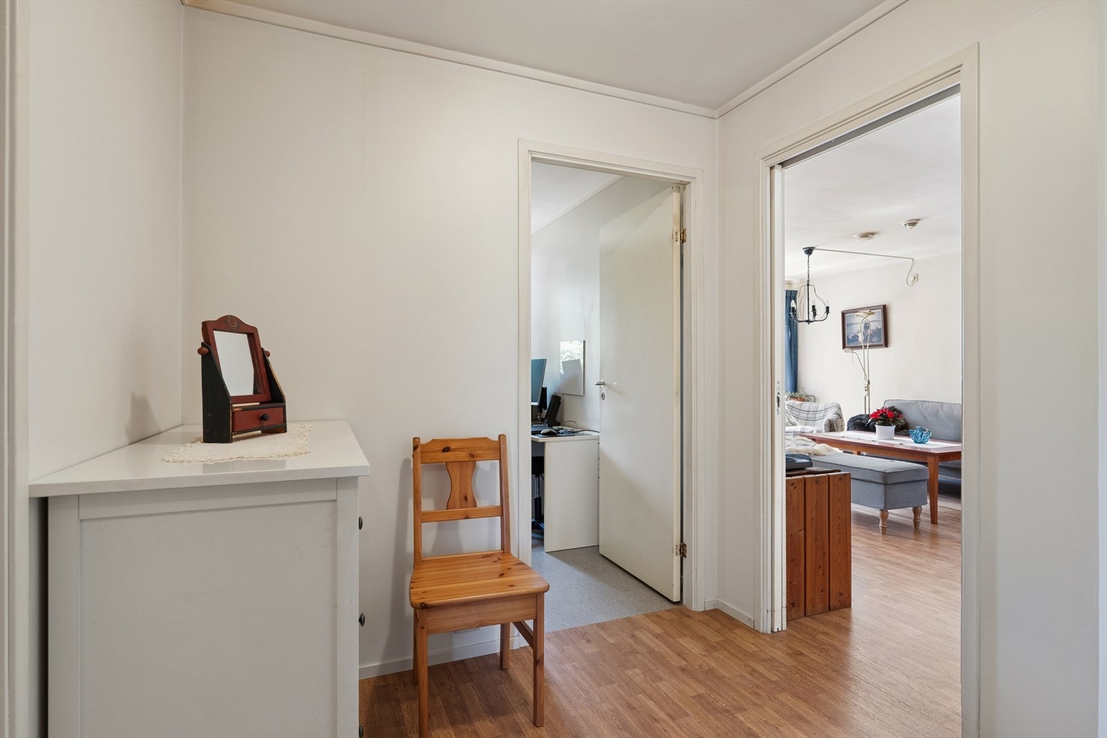 Gangen har praktisk innvendig bod med skyvedør gir god lagringsplass. Galleribilde