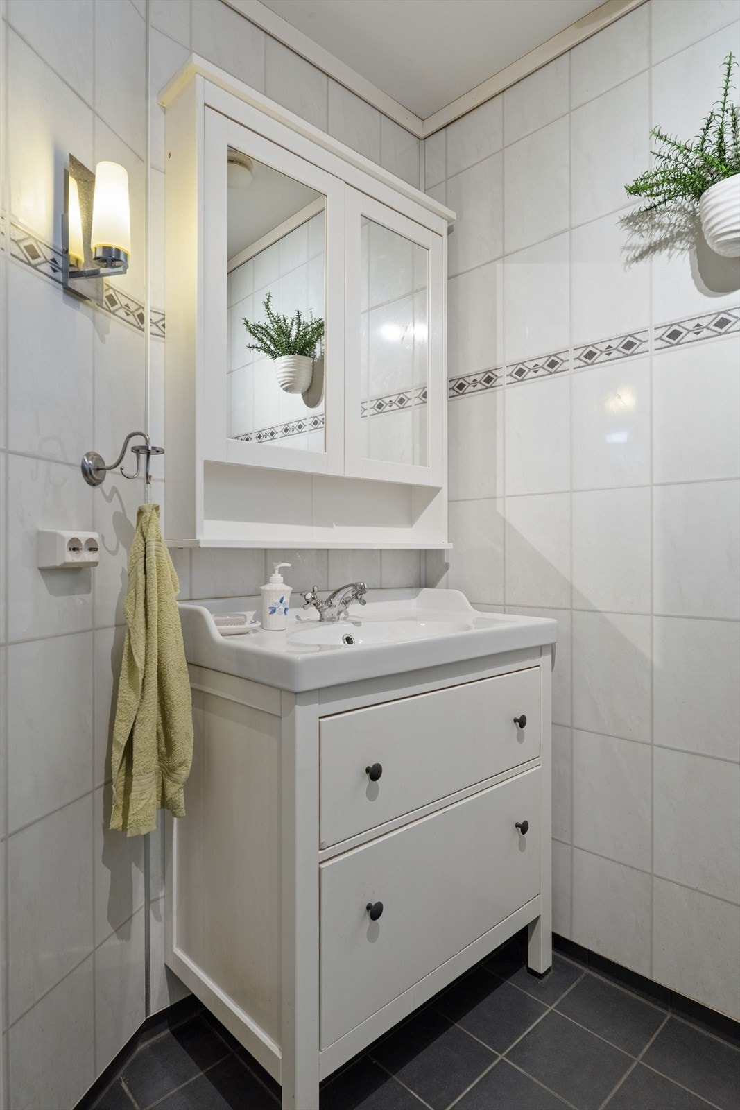 Rommet er innredet med servantskap, wc og dusjnisje. Galleribilde