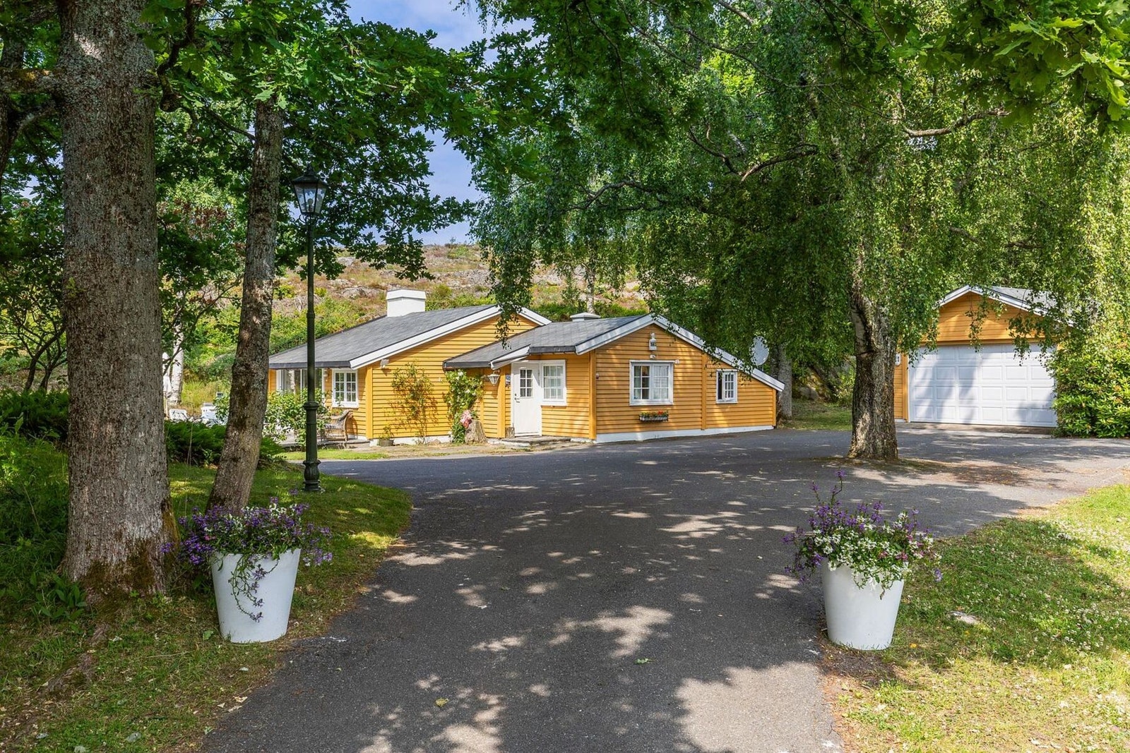 Eiendommen har en skjermet og idyllisk beliggenhet med garasje og god biloppstillingsplass. Galleribilde